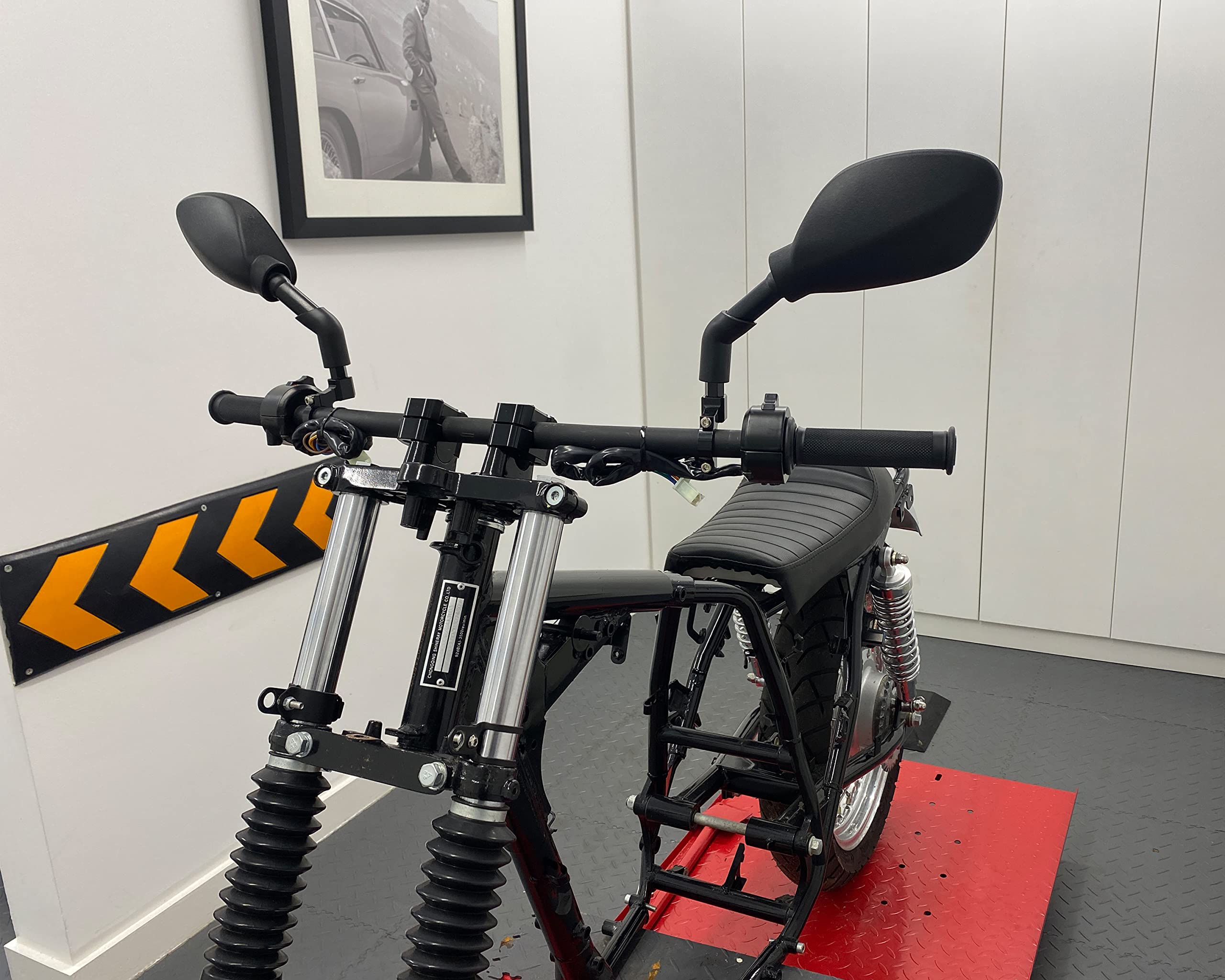 Rétroviseurs Moto en Noir 10mm Pas de Vis Normal pour Roadster | Paire