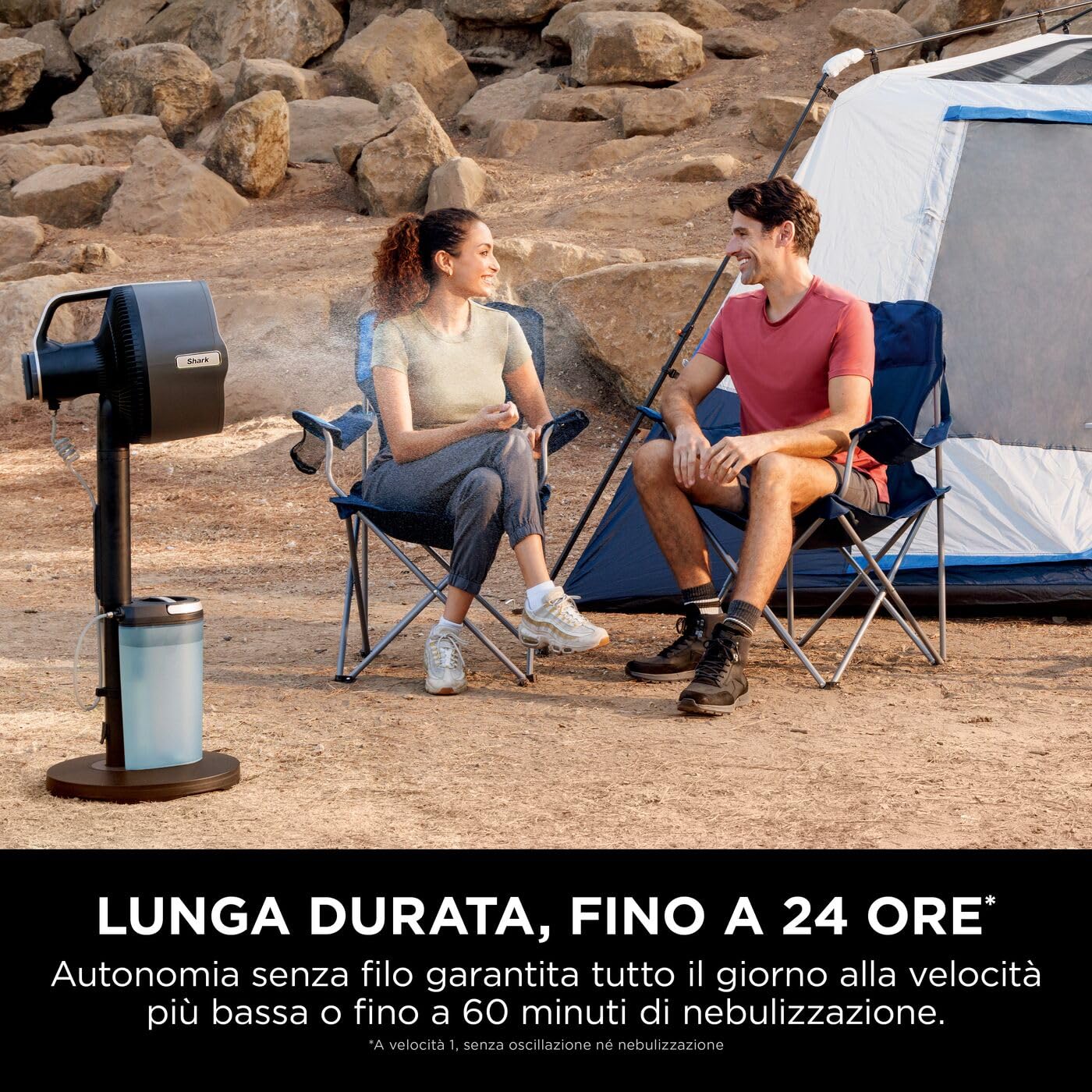 Shark FlexBreeze Pro Mist Ventilatore per Interni ed Esterni senza Filo con Nebulizzatore, Portatile, Raggio 20 m, a Piantana o da Tavolo, 5 Velocità, Silenzioso, Telecomando, Grigio Antracite FA300EU