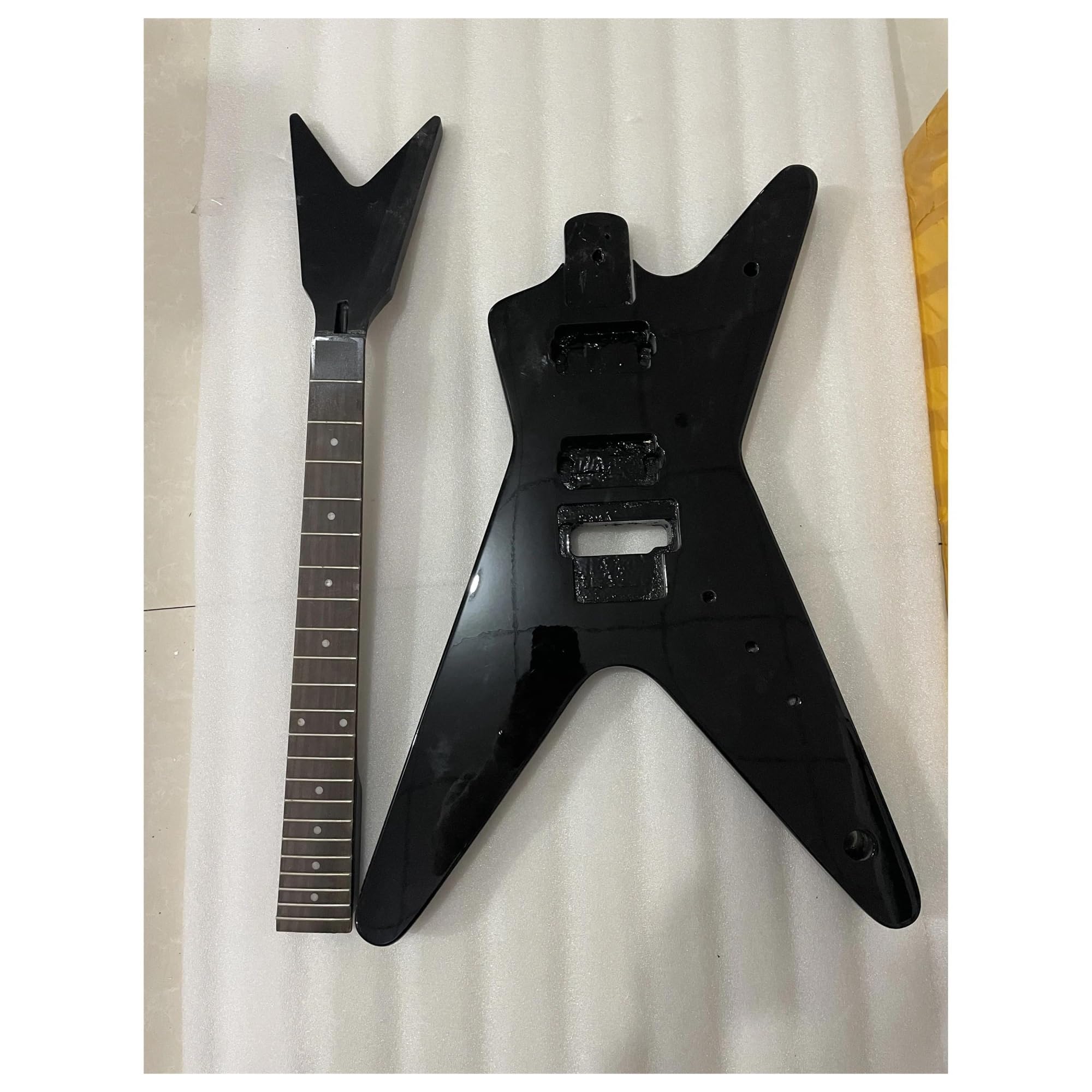 DIY-Gitarren-Bodykit EIN Set Mit Speziell Geformtem Massivem Lindenholz Und Schwarzem E-Gitarren-Kit, Korpus Und Hals, Ahornhals, DIY-Teil