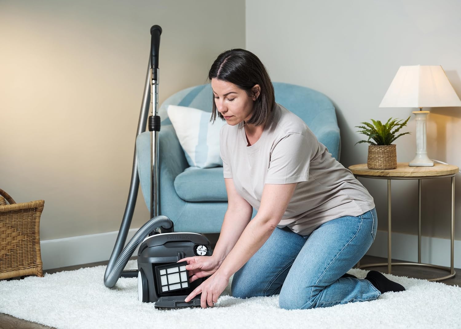 Osoba otvara odjeljak filtera usisavača Nilfisk One kako bi pristupila filteru.