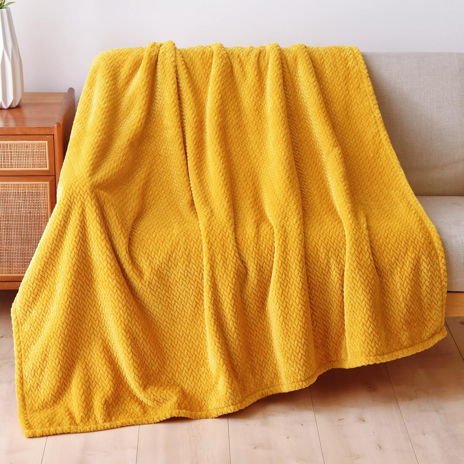 NEWCOSPLAY Super Soft Throw Blanket Premium Silky Flannel Fleece Leaves Pattern