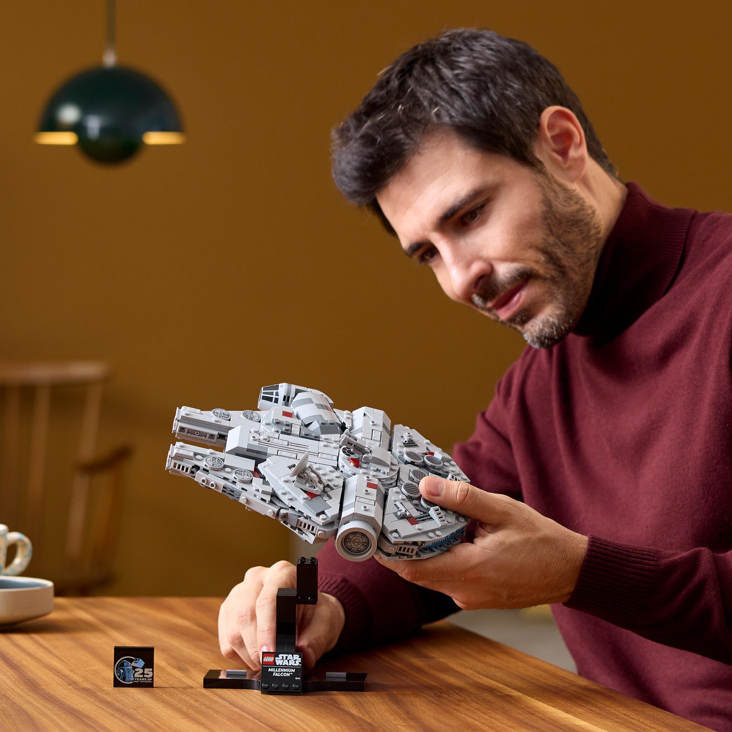 LEGO Star Wars 75375 Millennium Falcon - Set da Costruire con Astronave da Collezione per Adulti - Include Espositore e Targhetta - Decorazione da Scrivania - Regalo per i Fan di Una Nuova Speranza