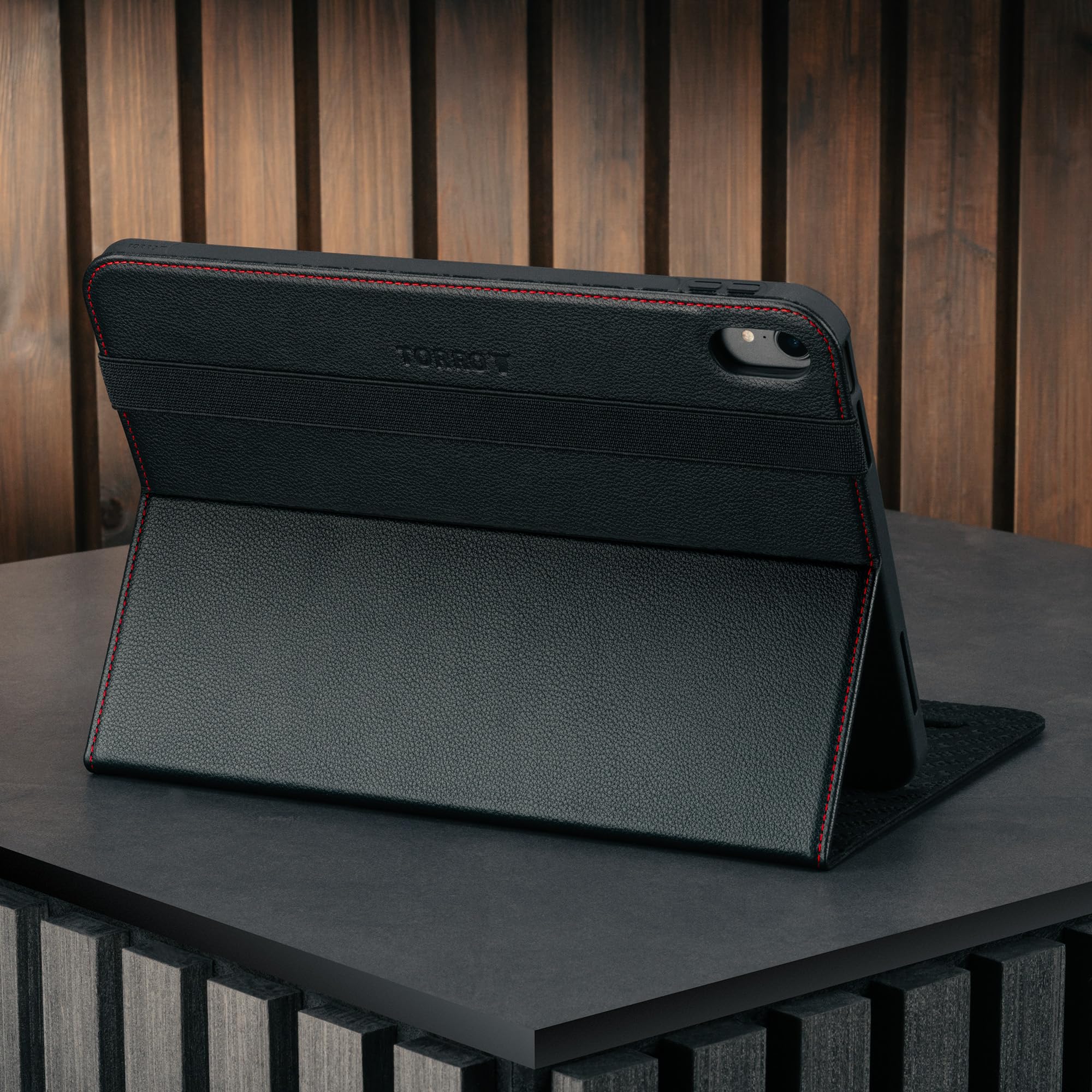 Custodia TORRO compatibile con iPad 11a/10a generazione – Custodia in vera pelle per iPad 10a generazione 2025/2022 con funzione stand e funzione Wake/Sleep (Nero con Dettagli Rossi)