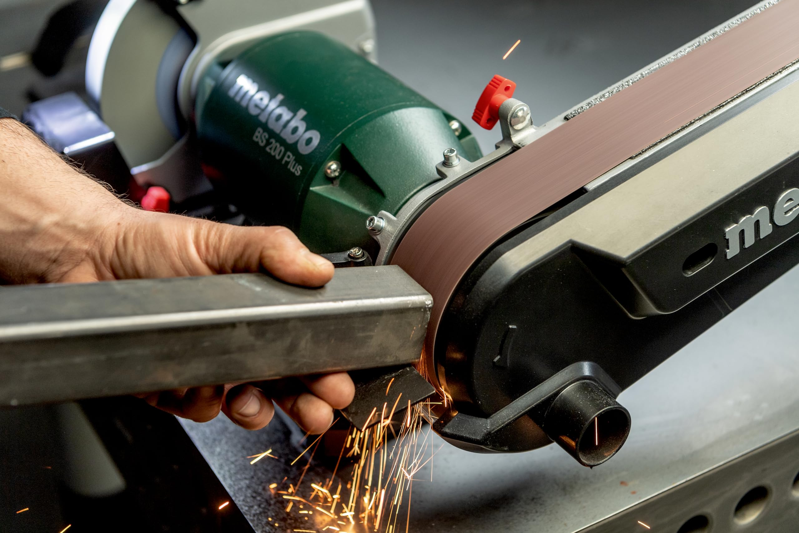 metabo BS 200 Plus Schleifmaschine, Elektrisch, Schärfgerät Holzschleifer | Schleifbock Kombimaschine mit Absaugung zum Entrosten, Messer Schärfmaschine, inkl. Schleifscheibe, Band & Zubehör