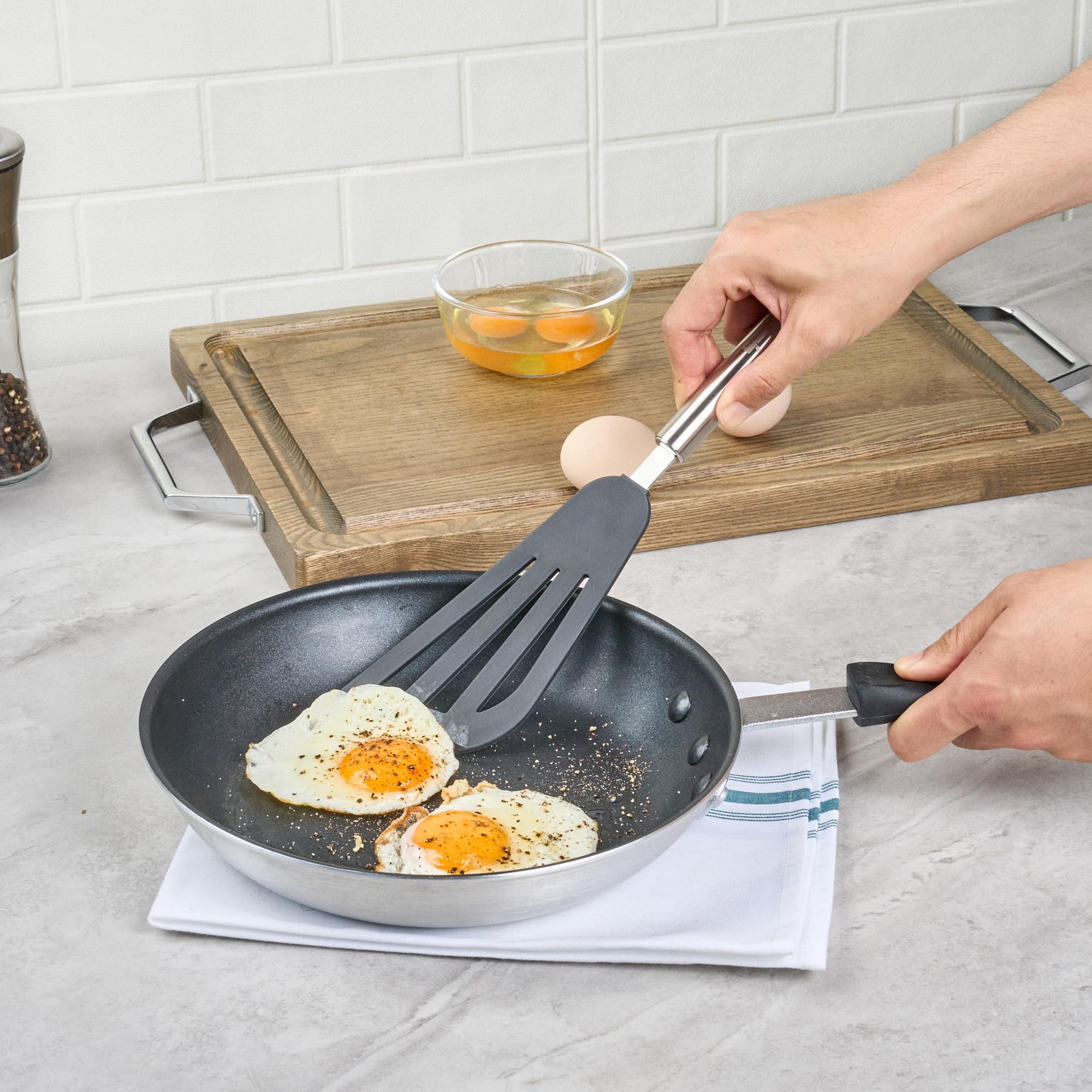 Restaurantware - Espátula de cocina estándar alemana de 12.7 pulgadas, 1 espátula de pescado resistente al calor, hoja ranurada, lavavajillas, espátula de nailon negro con mango de acero inoxidable,