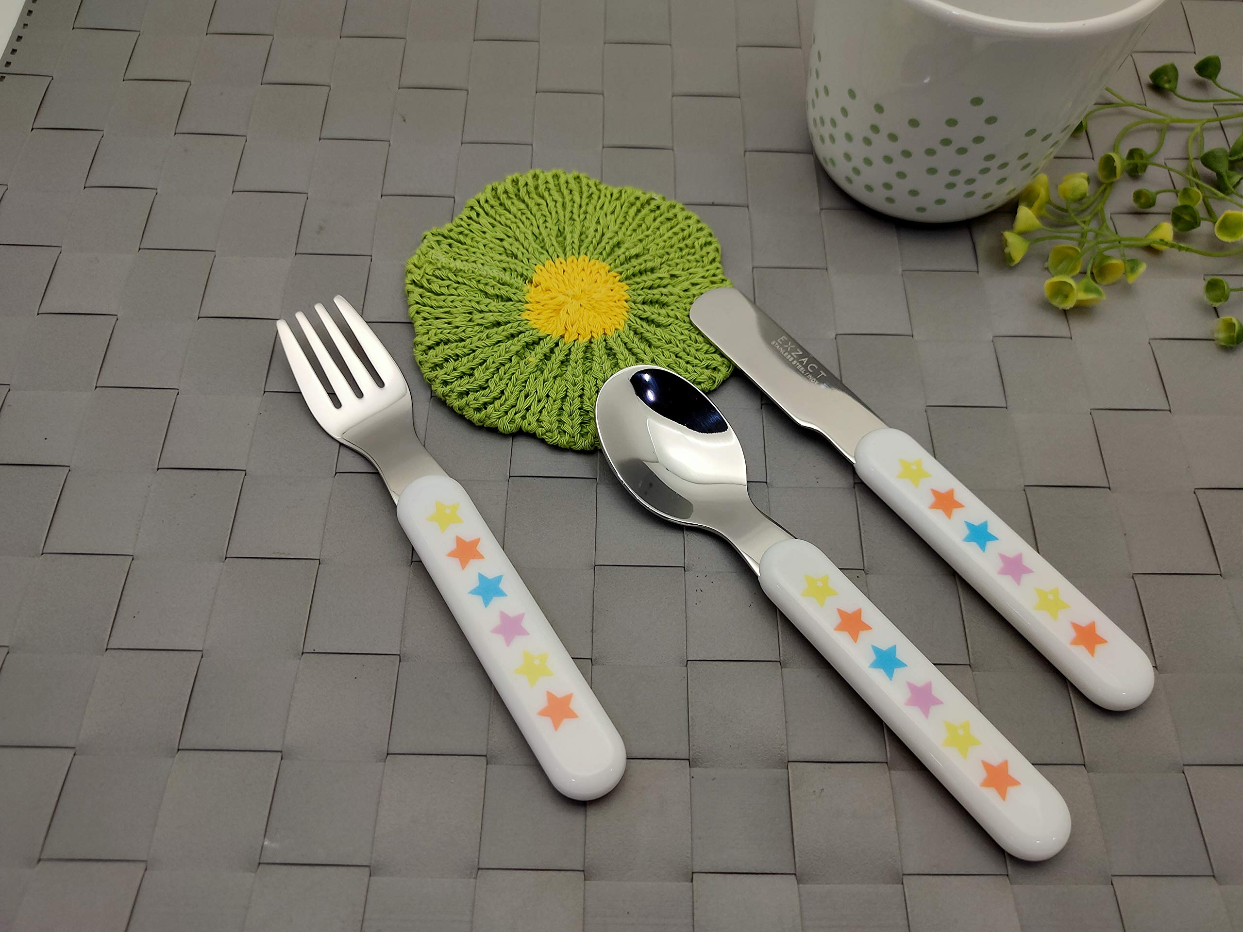 Exzact Cubiertos Infantiles 6 Piezas de Acero Inoxidable 18/10-2 x Tenedores, 2 x Cuchillos de Seguridad, 2 x cucharas, Mango de plástico, Cubertería Infantil sin BPA - Estrellas y Puntos