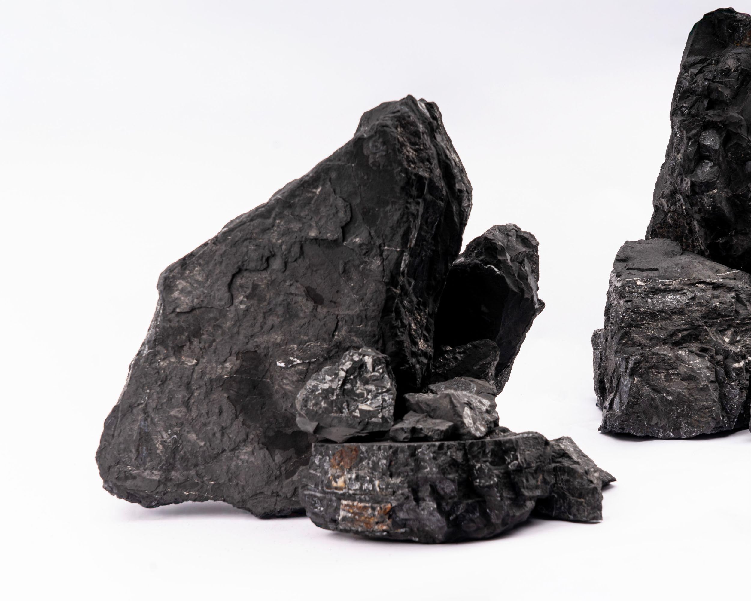 NatureHolic Kuro Stone | Dunkler Aquarium Stein I wasserneutral mit Highlights aus Glimmer I Aquascaping Hardscape Steine Deko für Aquarien I Größe XL: 27-32 cm