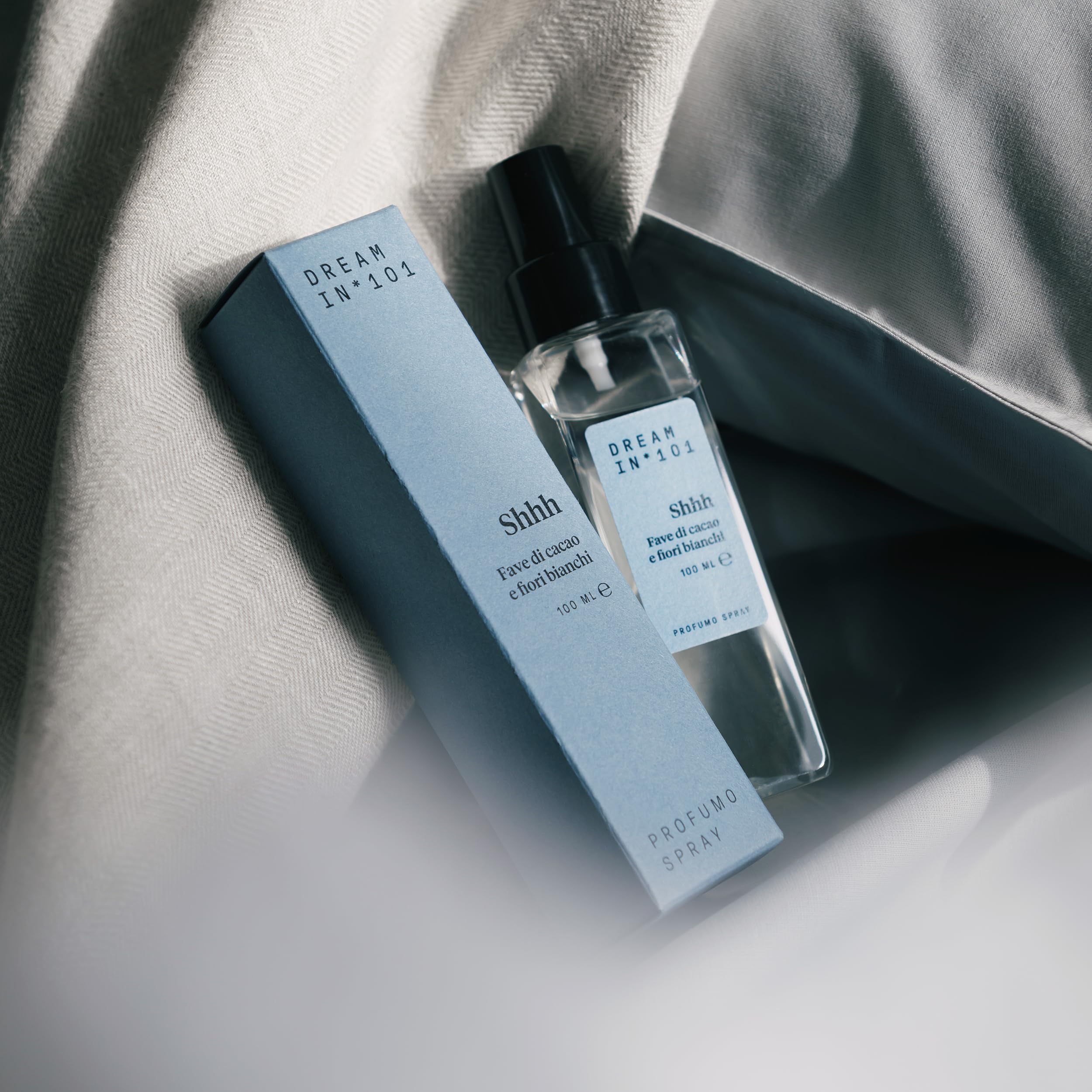 DREAMIN*101- Profumo Spray Tessuti Fragranza Fiori Bianchi e Fave di Cacao, Profumatore Cuscino e Letto Concilia Sonno e Relax, Pillow Spray Naturale Delicato, Profumi Made in Italy, 100 ml
