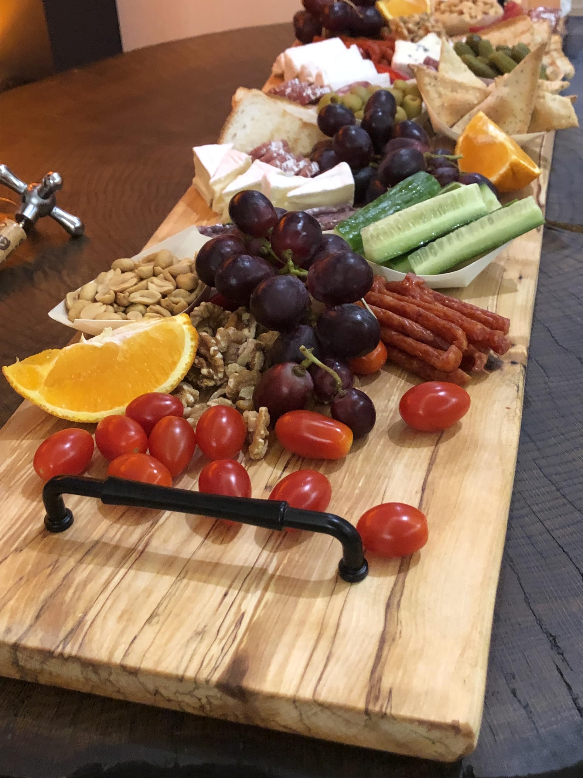 Weeco.Rustikales Holz-Servierbrett mit Griffen, 95 x 24 cm, Käsebrett für Antipasti und Snacks, Handgefertigt