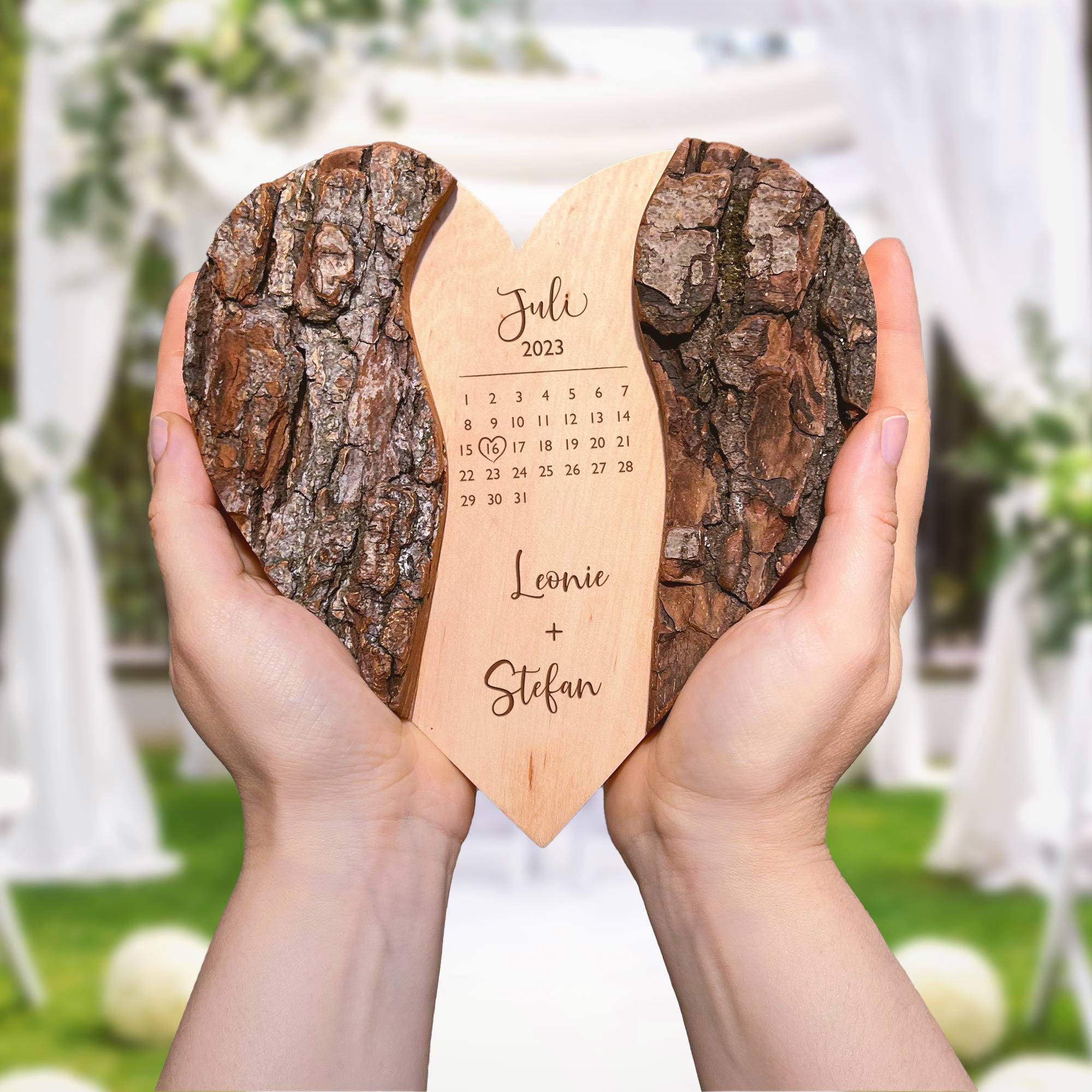 Holzherz mit Gravur, Hochzeitsgeschenk mit Kalender Motiv, Personalisierte Hochzeitstag Deko, Geschenke zur Hochzeit, Holz Herz mit Rinde, Hochzeitsherz, Ringkissen aus Holz, Geschenk zum Hochzeitstag