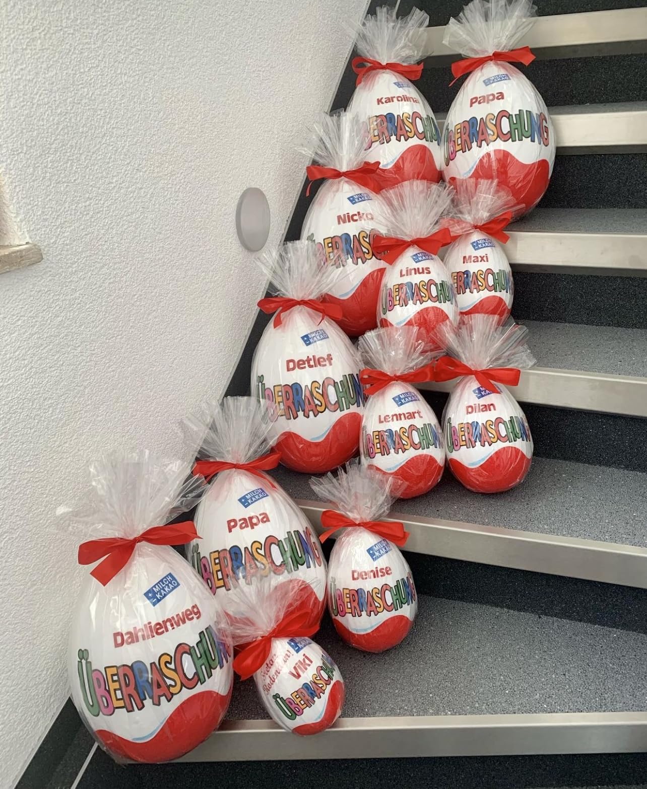 XXL Geschenkbox Überraschungsei personalisiert mit Wunschnamen, befüllt und unbefüllt | verschiedene Größen | Geschenk Nikolaus Weihnachten | Mama Papa Oma Opa Geschenkidee | (Rot, XXL - 30 cm)