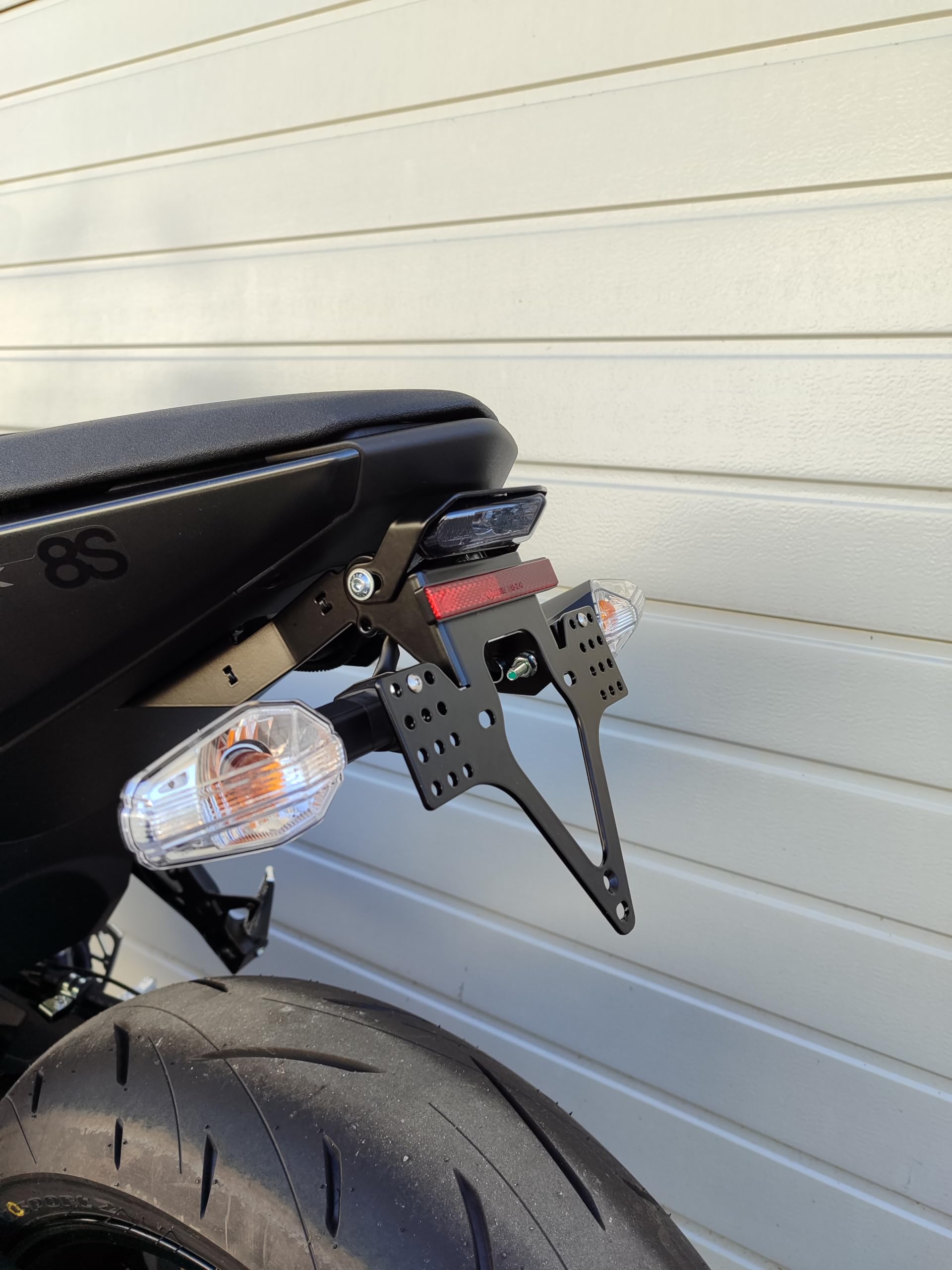 kurzer Kennzeichenhalter für Suzuki GSX-8S gsx8R Heckumbau EVO BriskKennzeichenträger kurzes Heck mit Rücklicht und Halter für original Blinker Suzuki gsx8r grofatec