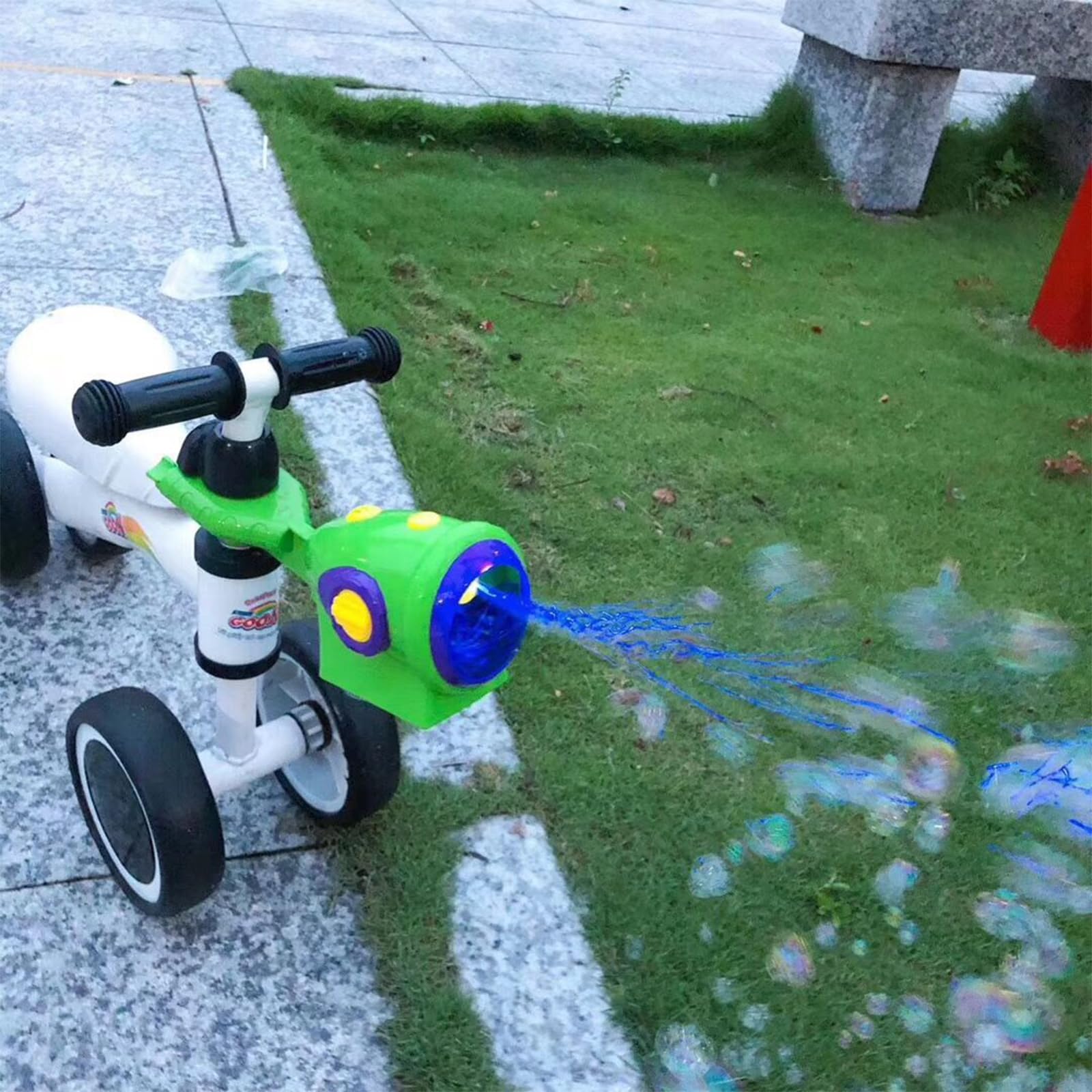 Leuchtende automatische Seifenblasenmaschine für Kinderfahrradbefestigungsmaschine für Gartenaktivitäten, Fahrradzubehör für Kinder, Fahrradmontagemaschine