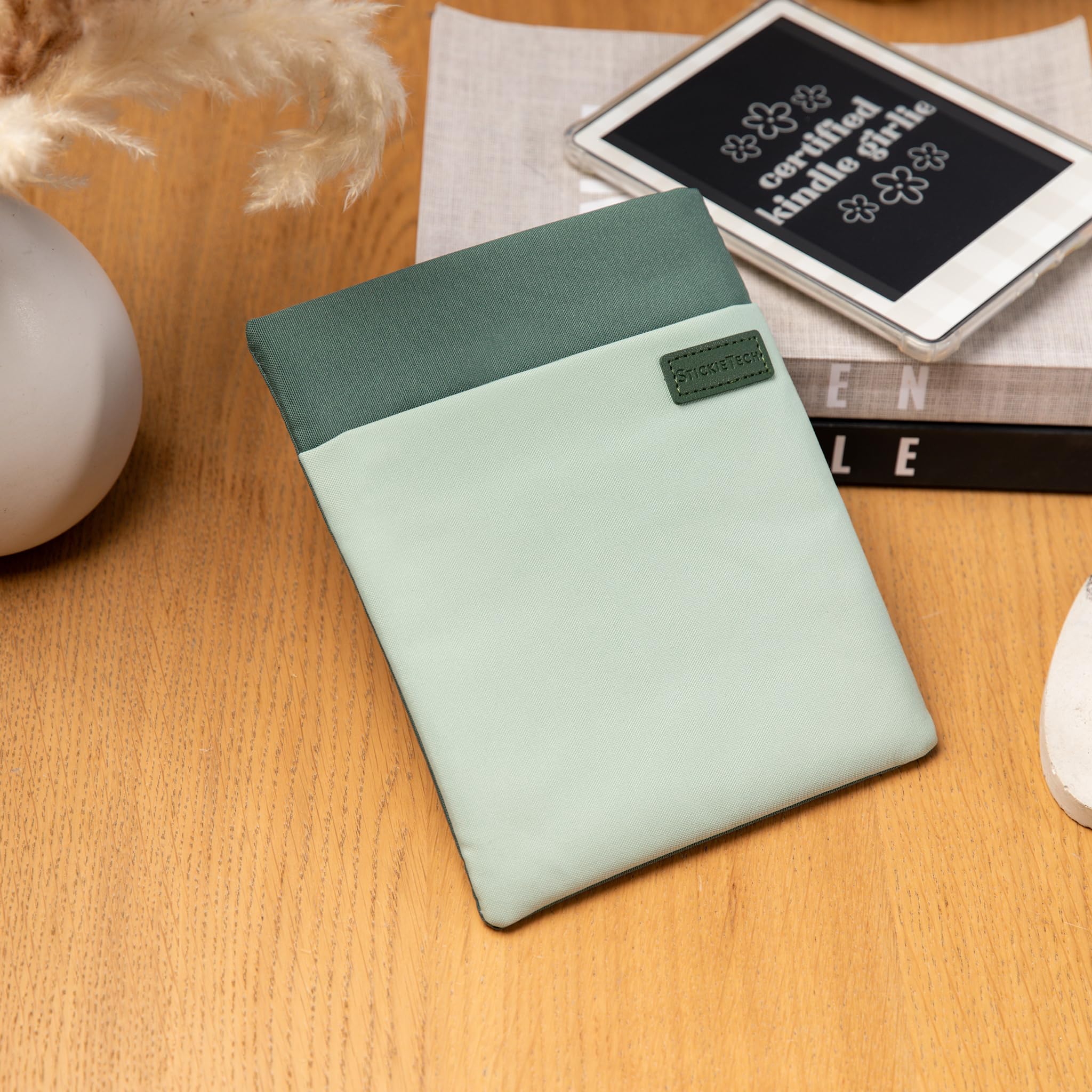StickieTech Funda para Kindle, material resistente al agua, compatible con Kindle Basic de 6 pulgadas y Kindle Paperwhite de 6.8 pulgadas, funda acolchada con 2 bolsillos ocultos con cremallera (verde