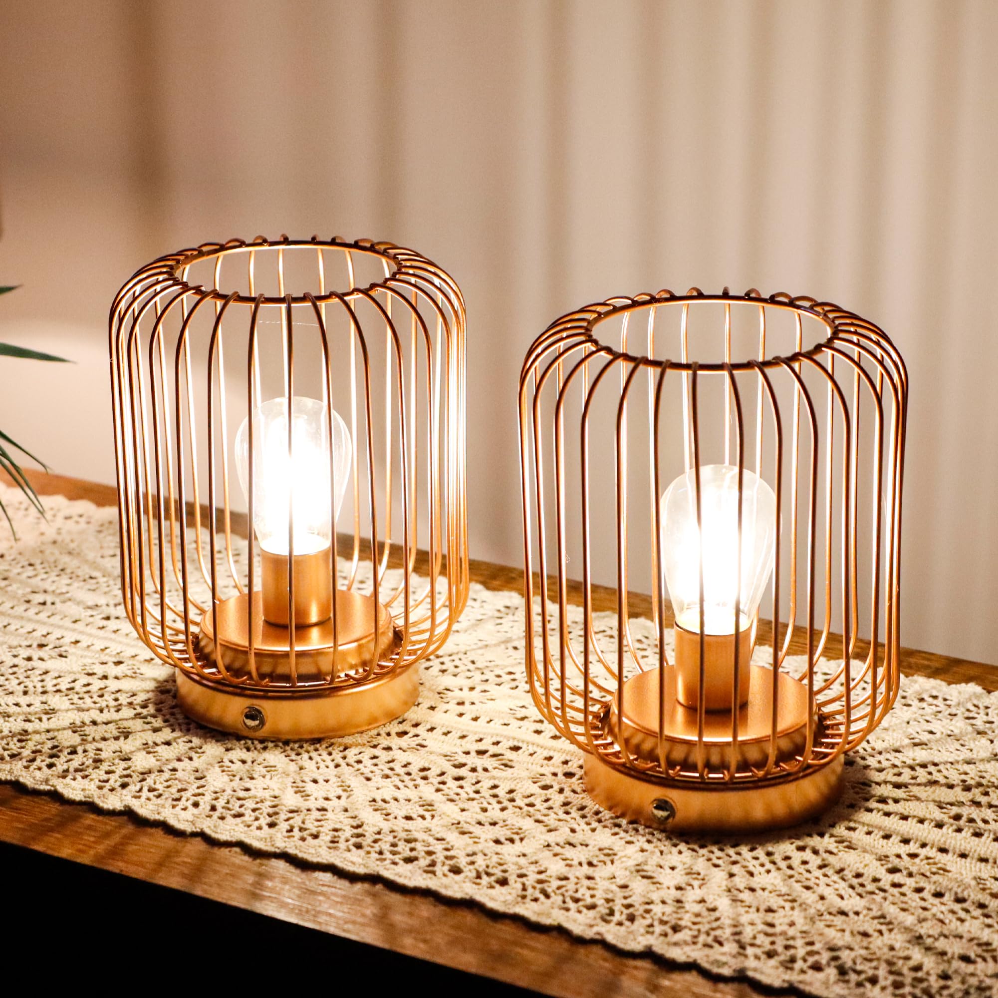 TRIROCKS Set de 2 Lámparas de Mesa Metálicas a Batería 17 cm Altas, Faroles Recargables Sin Cable con Forma de Jaula, Luces LED Regulables para Dormitorios, Oficina, Bodas y Exterior