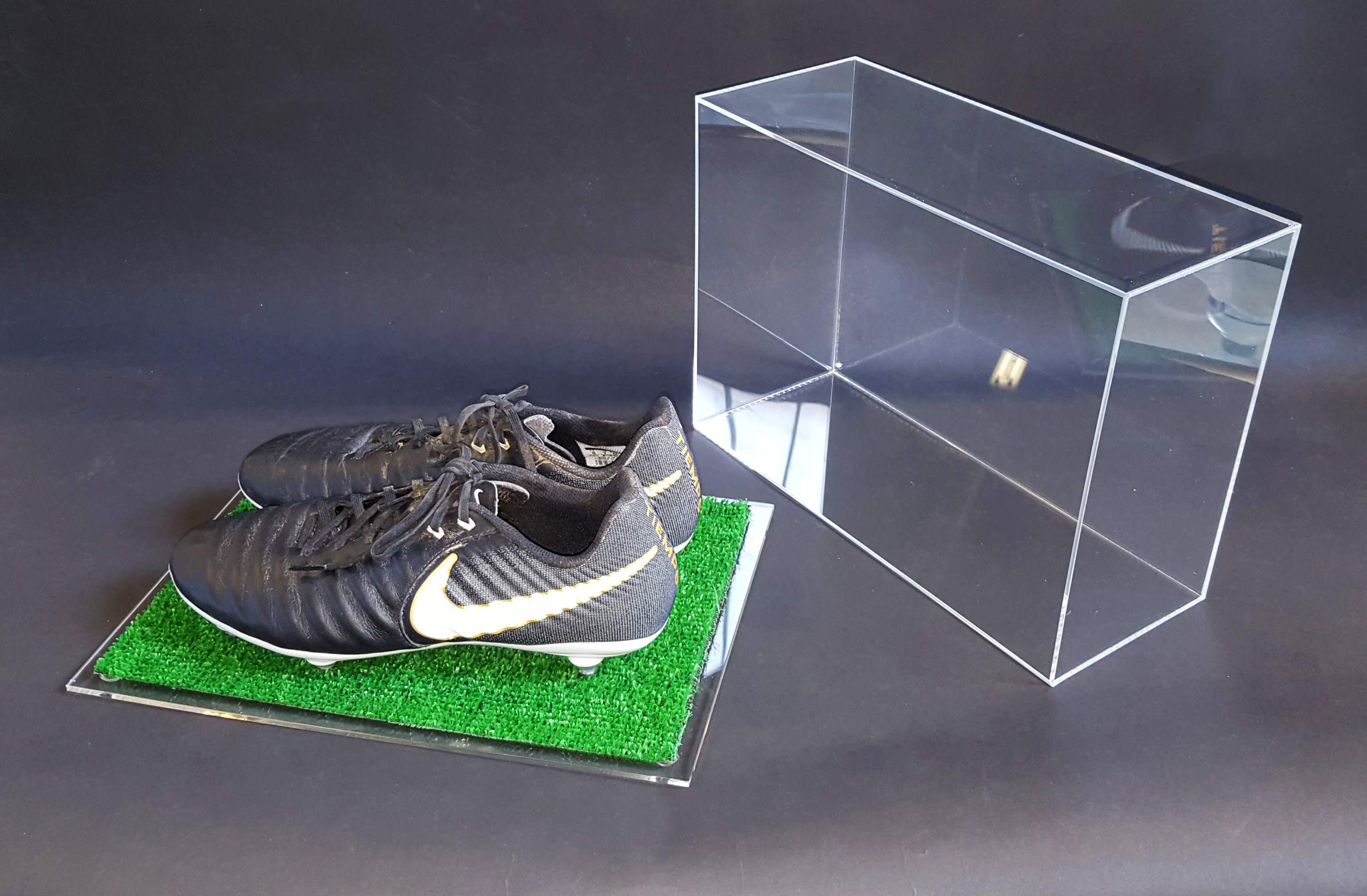 Cavinato Acrylics Teca - Vetrina per Scarpe da Calcio in Plexiglass Trasparente con Prato Sintetico