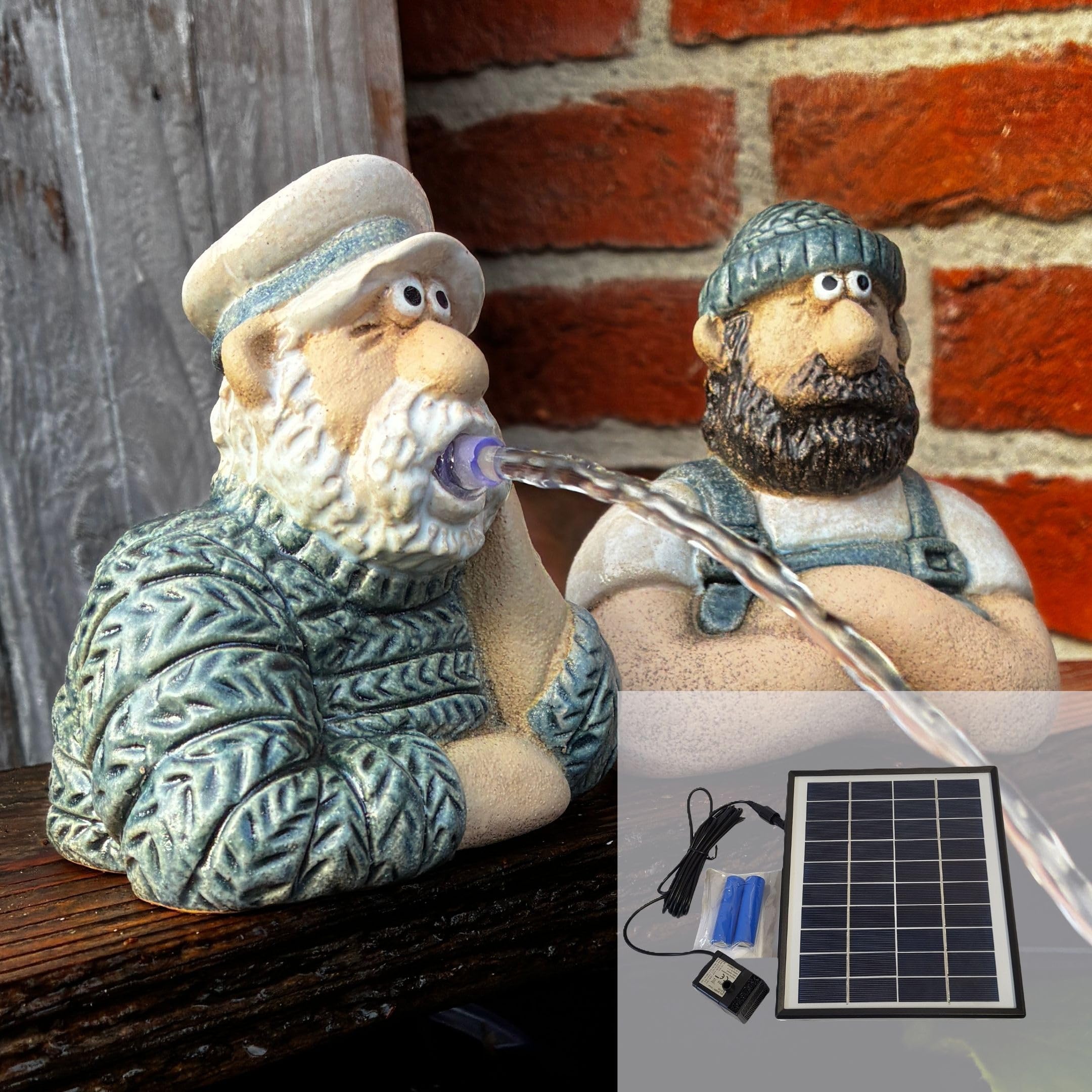 Storm's Gartenzaubereien Solar Wasserspeier Seemann Set mit Akku - 2er Set Matrosen Figuren in Strick-Optik - Maritimes Wasserspiel Garten/Balkon/Miniteich - 6.5W Modul mit 4-5h Laufzeit - 3m Kabel