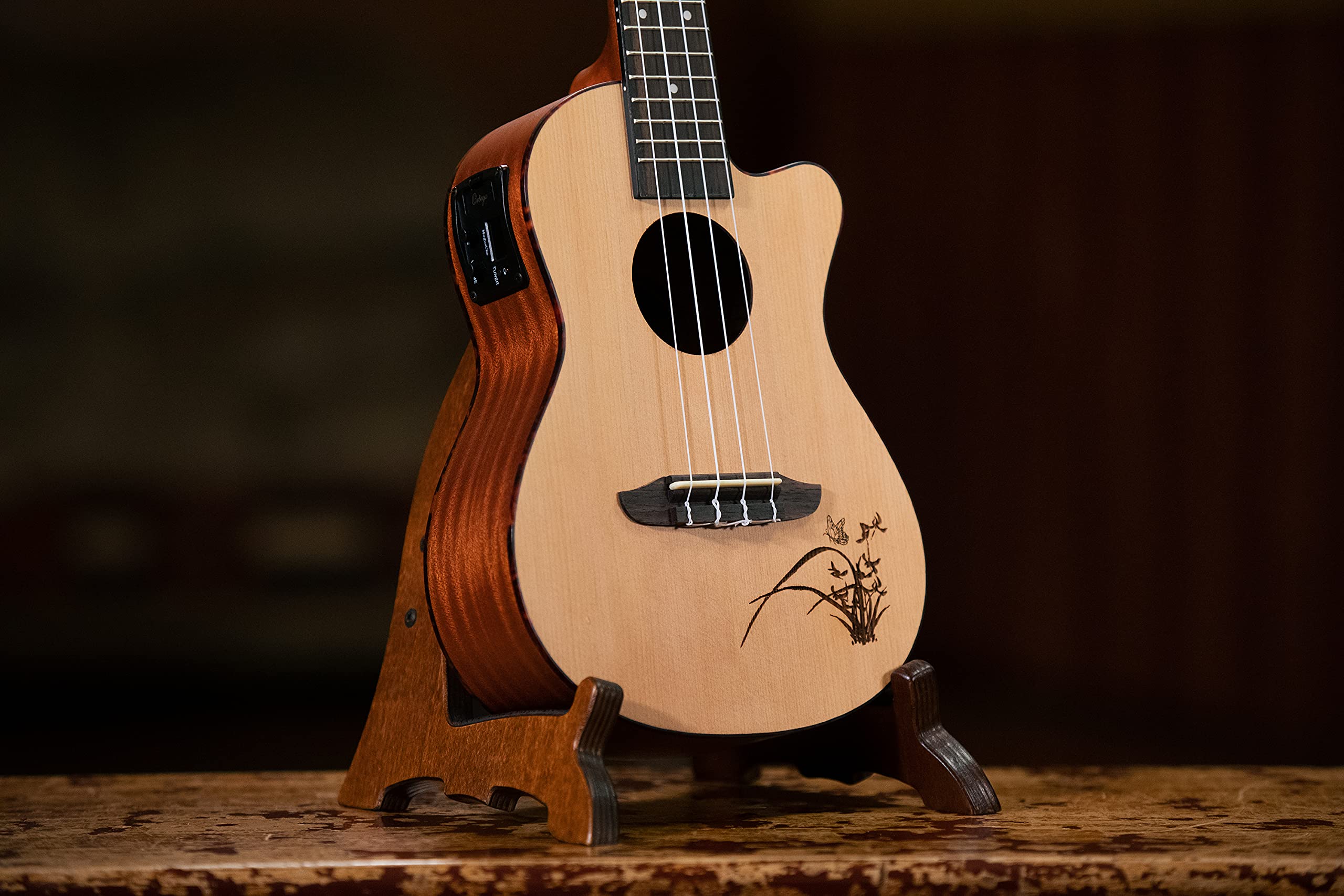 Ortega Guitars Support en bois pour ukulélé – Support pour Ukulélé et Ukebass – Bouleau, Marron Foncé (OWUS-1)