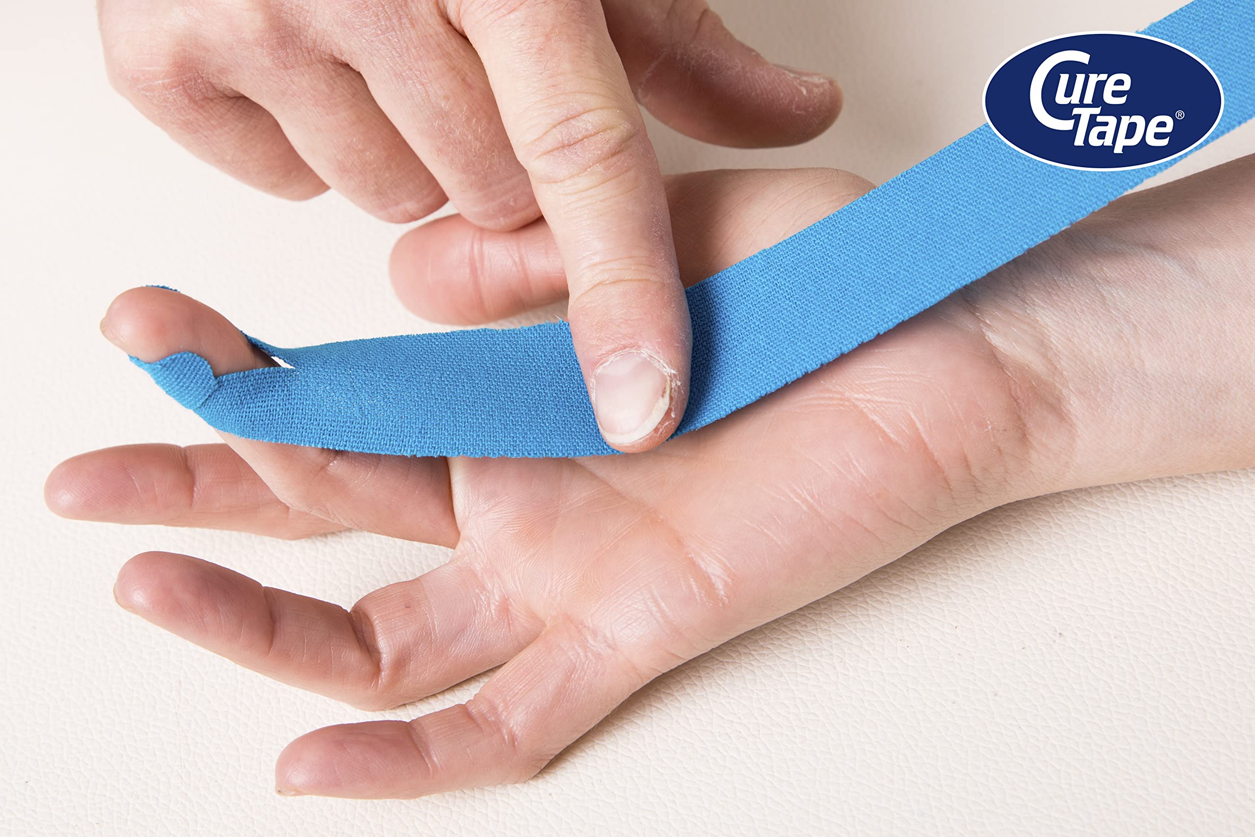 CureTape® Kinesiologie Tape (5 cm x 31,5 m) | Wasserfest und latexfreies Kinesiotapes | Kinesiotape mit TÜV-Zertifikat | Sporttape für den Profi | Physio Tape für Verletzungen & Beschwerden | Gelb