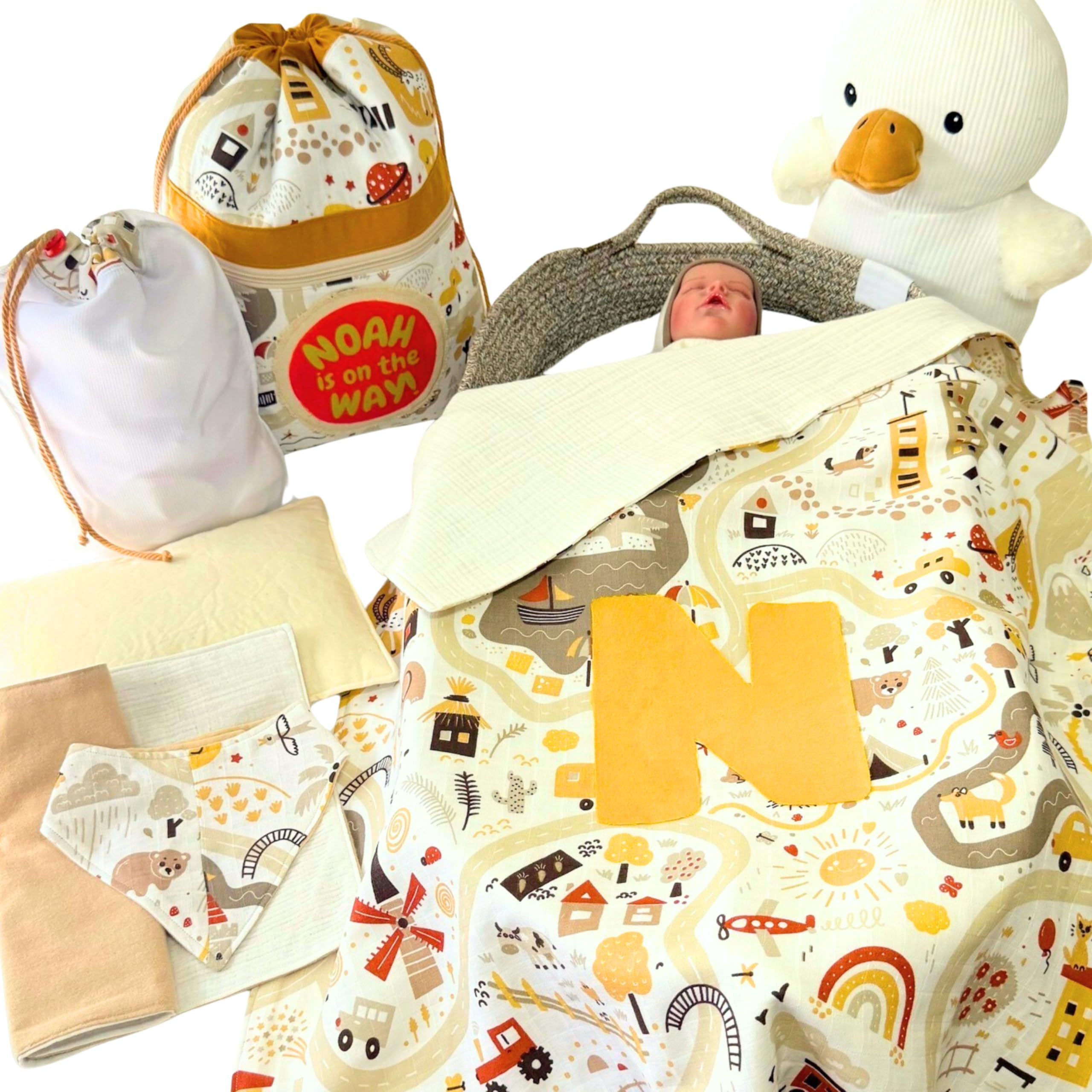 FashionByCultures - Juego de artículos esenciales de viaje con inicial de nombre personalizado de algodón para bebés y niños pequeños, canasta de regalo natural personalizada con artículos esenciales para recién nacidos y mochila personalizada