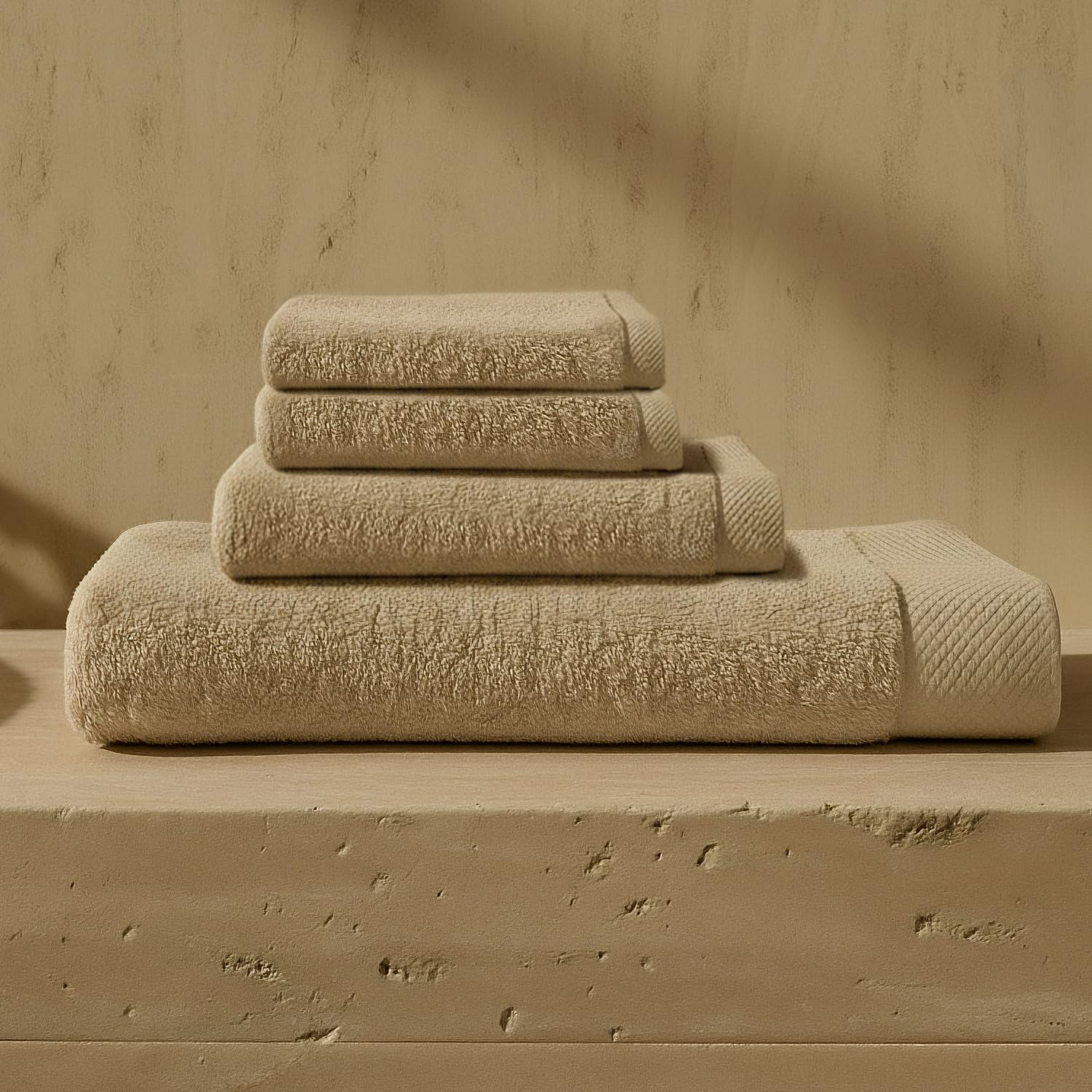 Juego de toallas de rizo beige para renovar tu baño con la suavidad del algodón Oasis
