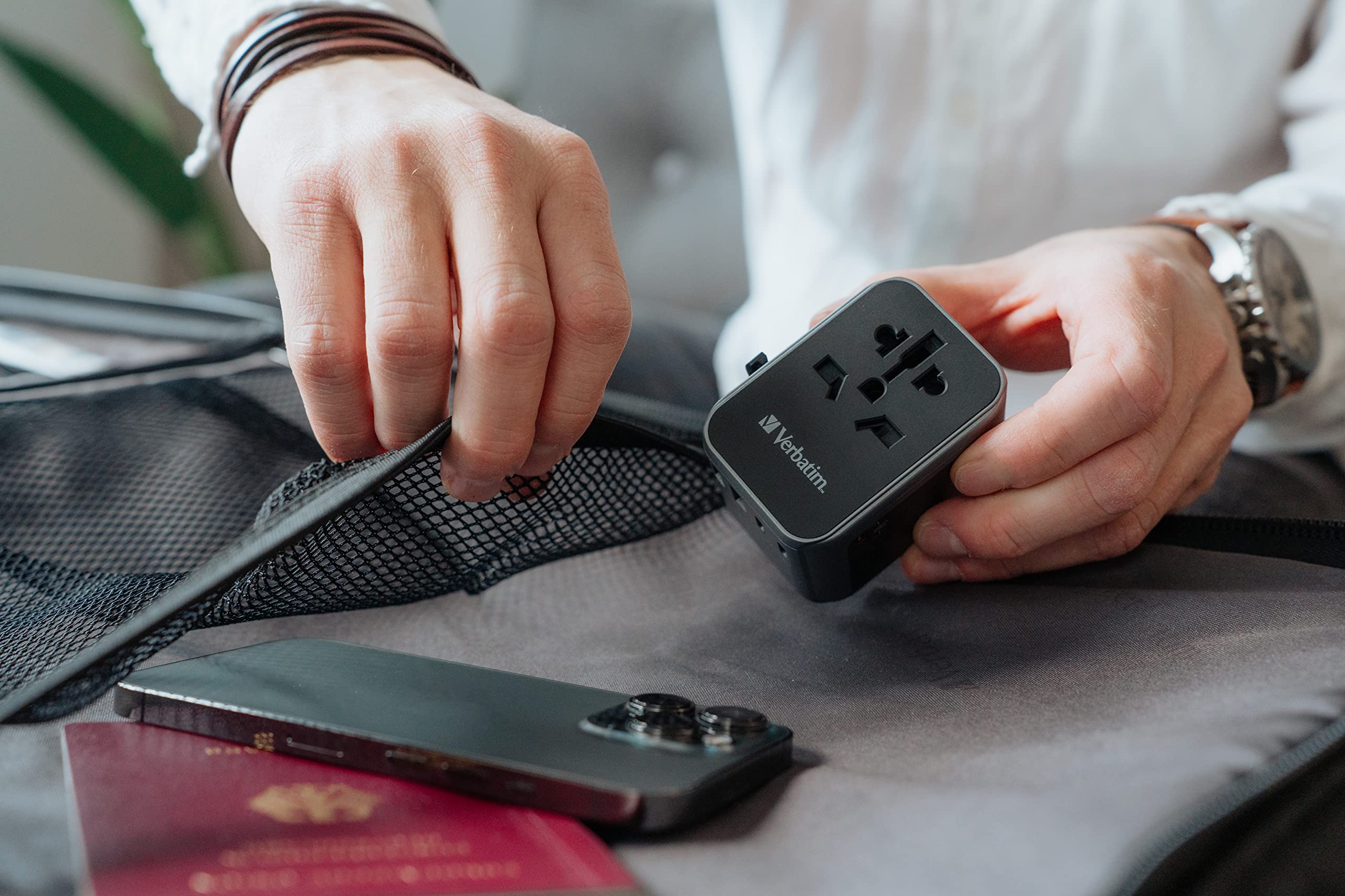 Verbatim Uniwersalny adapter podróżny UTA‑03, adapter gniazda wtykowego z 2 portami USB‑A, 3 portami USB-C, wtyczka podróżna do laptopa, telefonu komórkowego, aparatu, do zastosowania na całym świecie