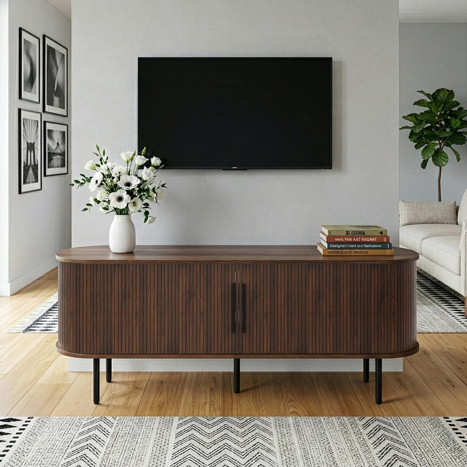 LEADZM Meuble TV avec 2 Portes Coulissantes Étagère Ajustable pour Salon et Chambre à Coucher, Style à lamelles Verticales, 147 x 35 x 58 cm (Noyer)