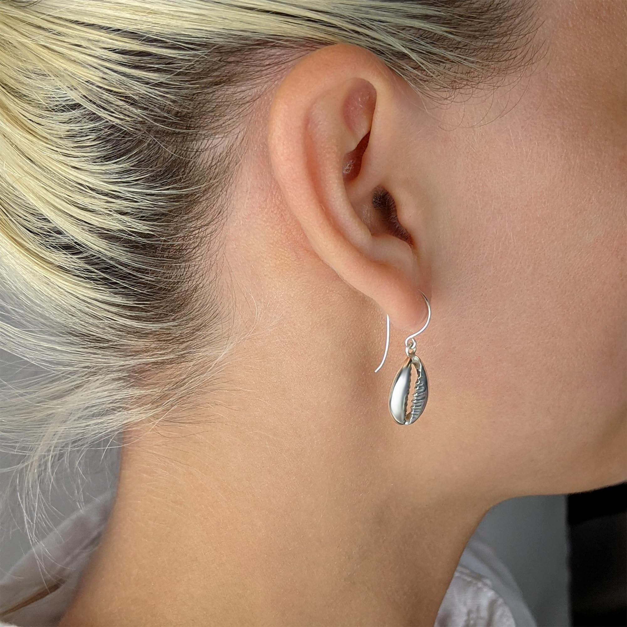 81stgeneration Pendientes Colgantes de Concha de Cauri en Plata de Ley 925 | Pendientes Colgantes con Forma de Concha para Mujer | Joyería Náutica Minimalista de Inspiración Oceánica |Regalo Playero