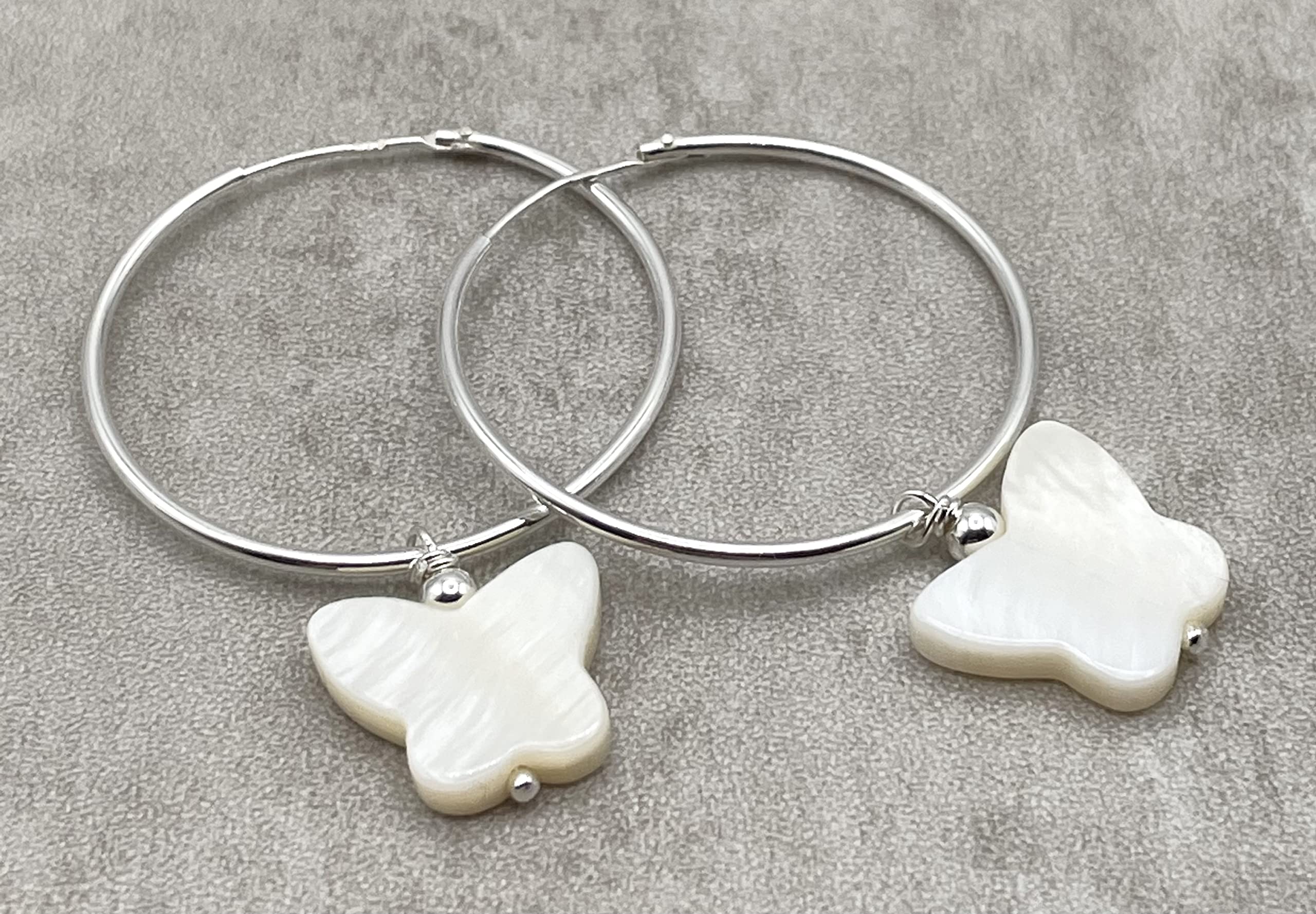Orecchini con Farfalle in Madreperla, Cerchi Diametro 30 mm, Pendenti in Argento 925, Gioielli Estate, Bijoux Minimalisti, Made in Italy,