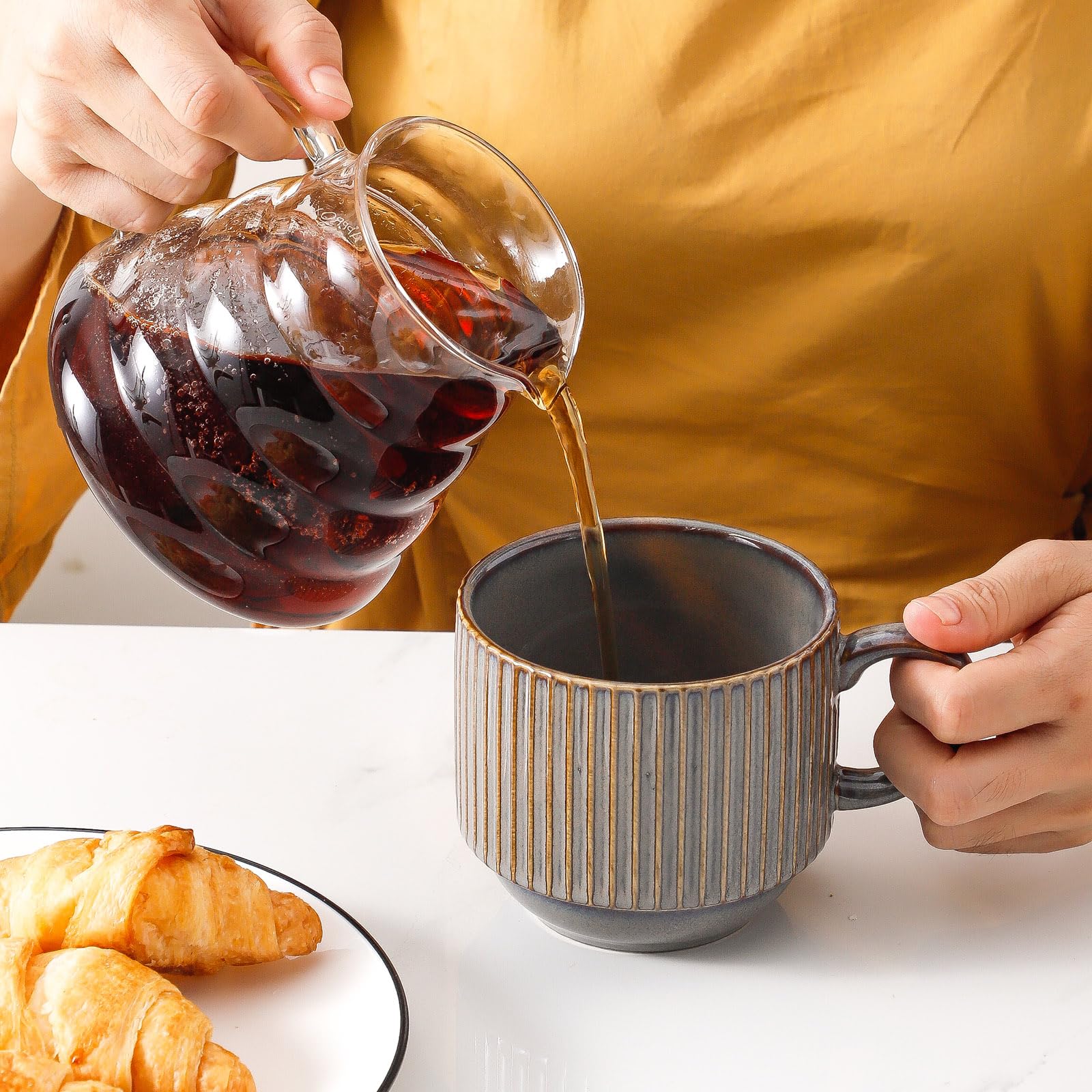 Hasense Porcealin - Juego de 4 tazas de café apilables con soporte, juego de 4 tazas grandes de cerámica acanalada para capuchino, té, cacao caliente, bebidas, aptas para lavavajillas y microondas,