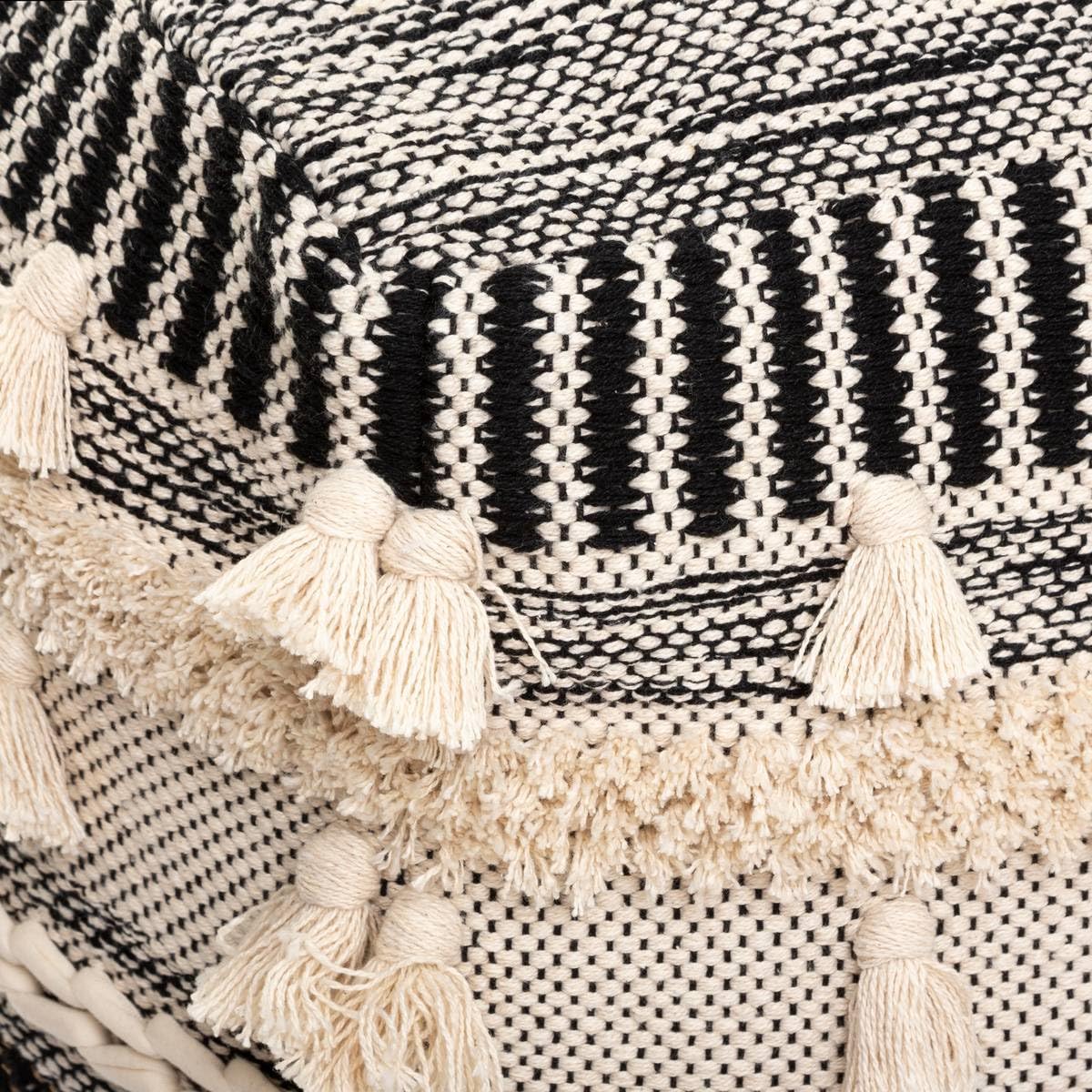 Pouf en Tissu Motif en Relief avec Pompons 45 x 45 cm - Atmosphera