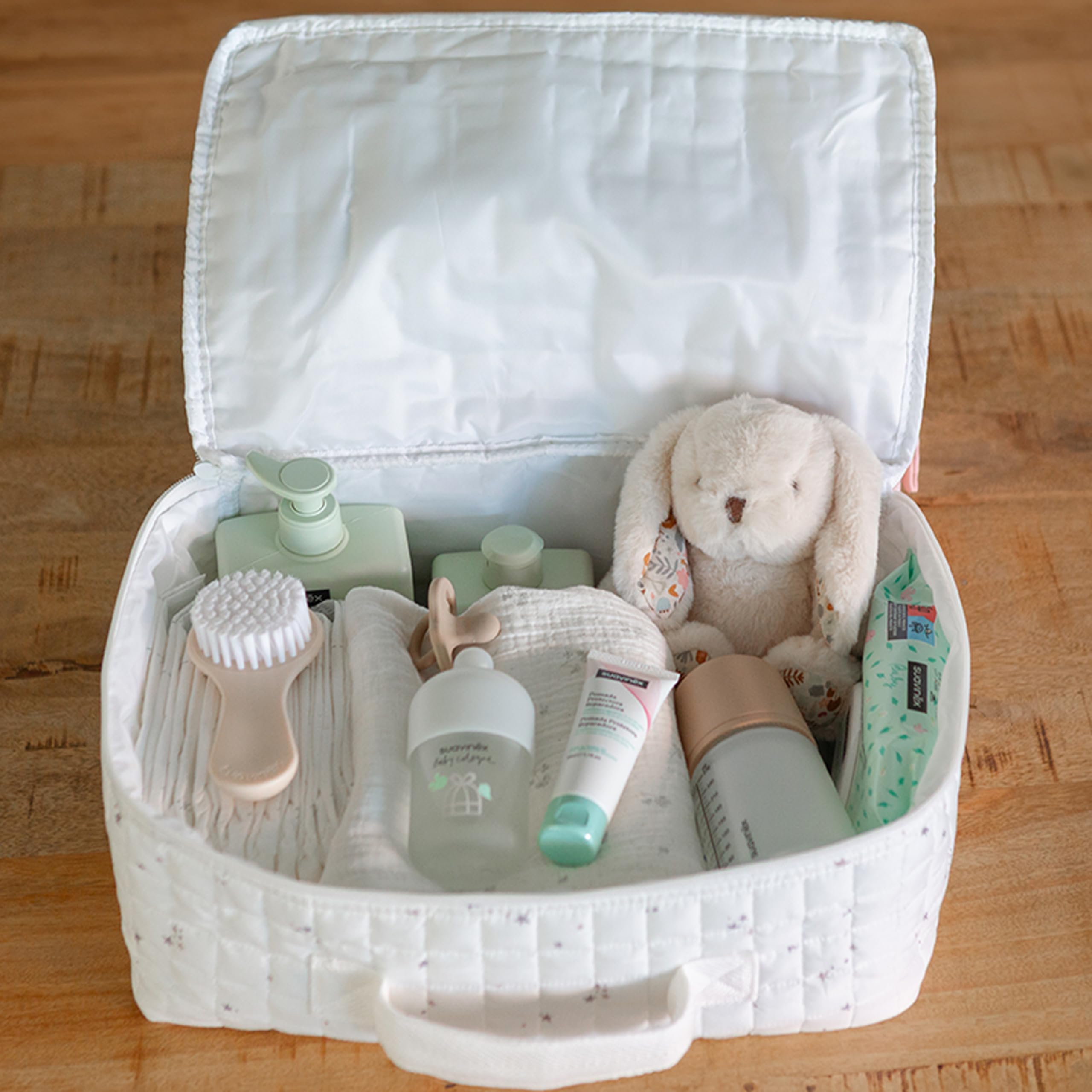 Suavinex, Canastilla Bebé Recien Nacido, Regalo Nacimiento con Maleta de Hospital con: Chupete Zero Zero 0/6 Meses + Baby Cologne 100 ml + Crema del Pañal 50 ml + Toallitas + Leche Hidratante 300 ml