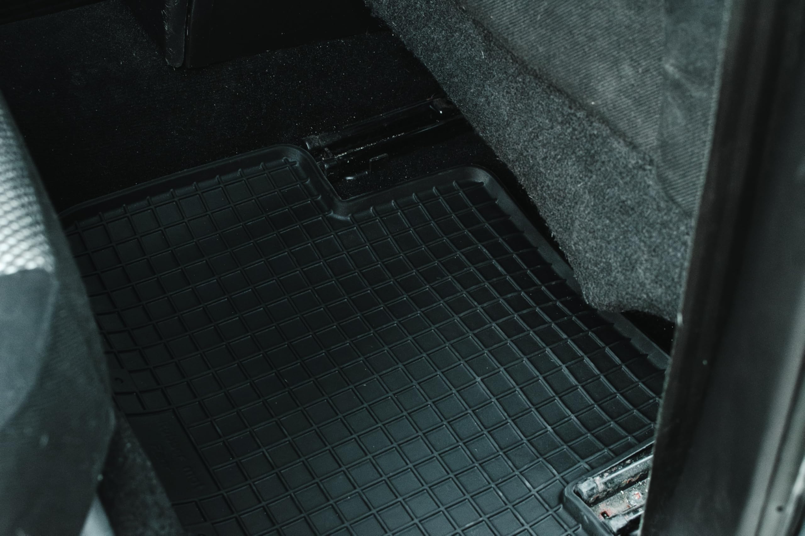 dywaniki gumowe korytkowe, kompatybilne z: Dacia Sandero Stepway II FL hatchback (2018-2021) - uniwersalne wycieraczki samochodowe - rant 1,5 cm - zestaw 4 sztuki