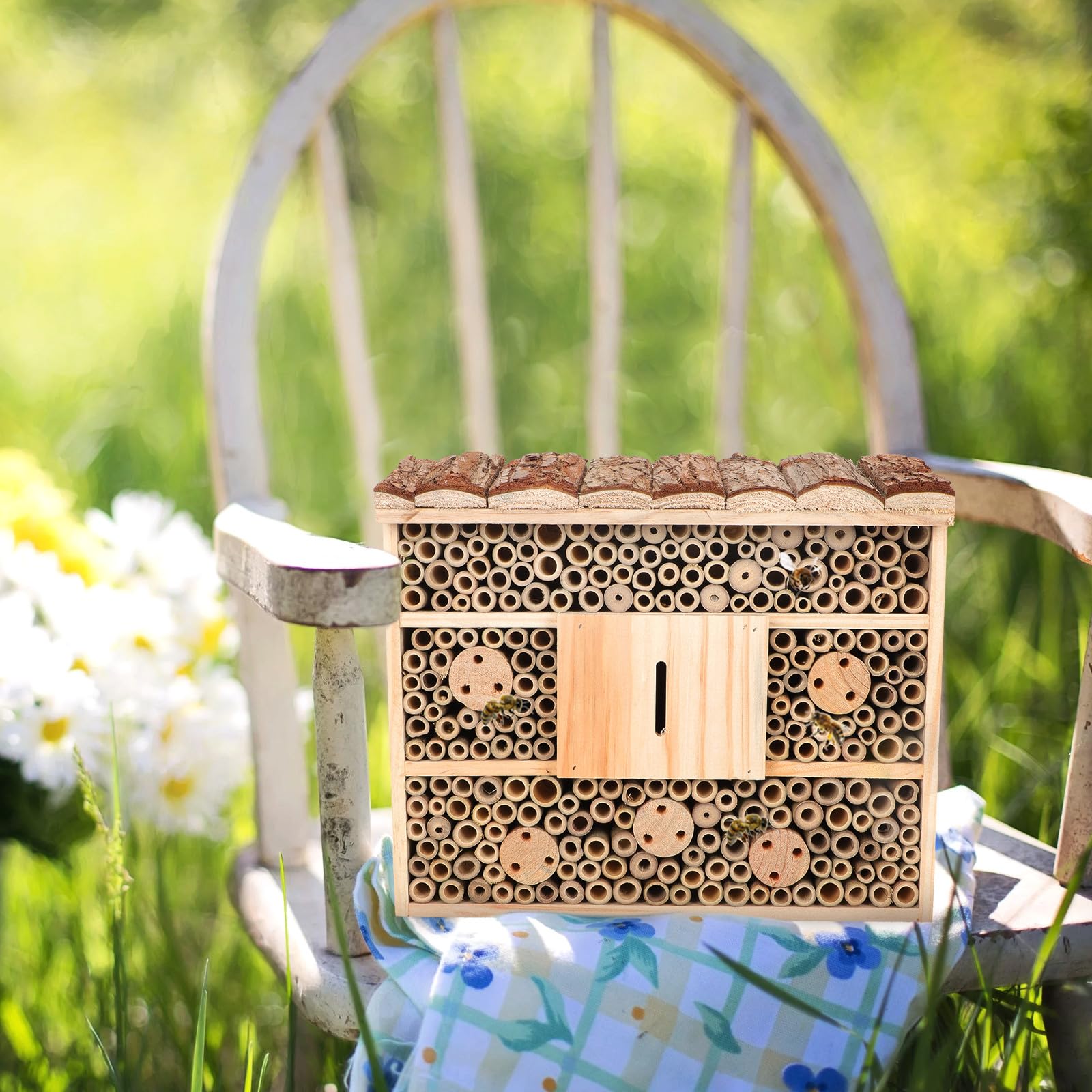 Casetta per Insetti in Legno Stile Baita Beige Resistente in Plastica per Api e Dorifore, Decorazione da Giardino per Mantenere L’ecologia Naturale