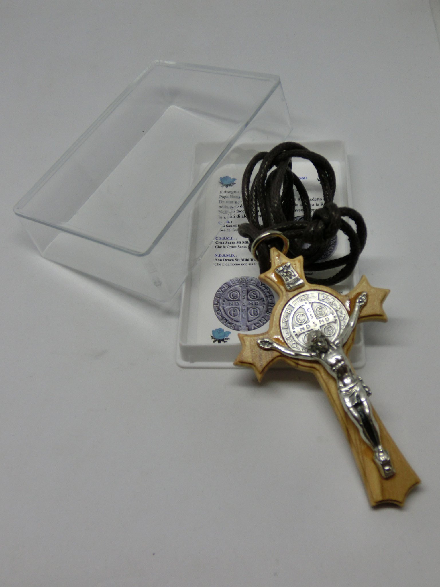 Croix artisanale Saint-Benoît en bois d'olivier ( CM 10 / 4'') #CR180