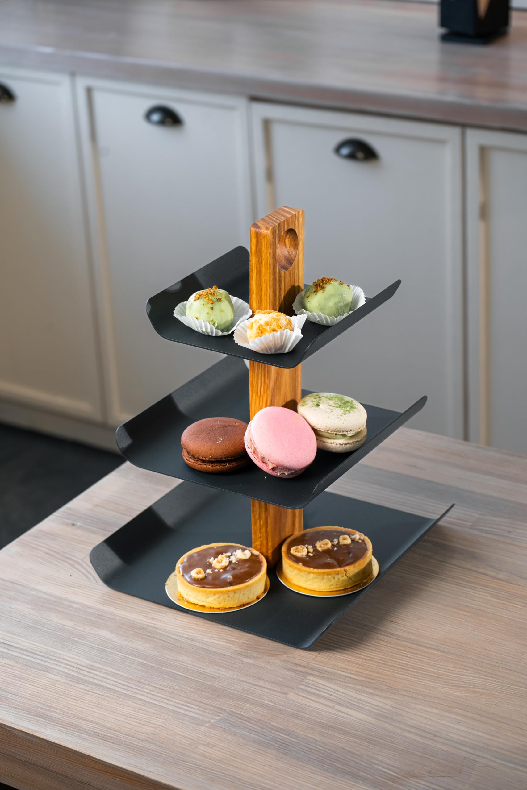 B4K® Présentoir à 3 Étages en Bois de Chêne et Métal – Bol à Fruits et Plateau de Service Élégant 2-en-1, Idéal pour Fruits, Gâteaux, Bonbons, Pain et Snacks (33 x 24 cm)