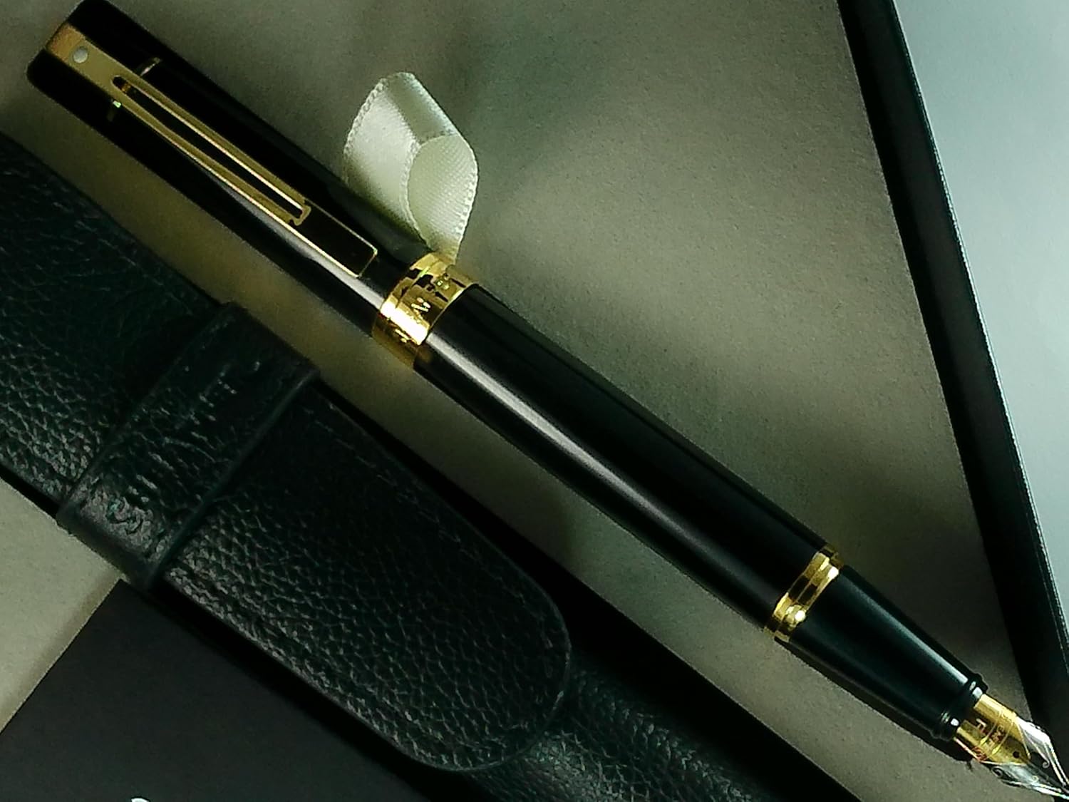 Sheaffer 300 Glossy black with Gold Trim Pen and Leather Pouch Gift Set (Fountain Pen, Fine Nib)