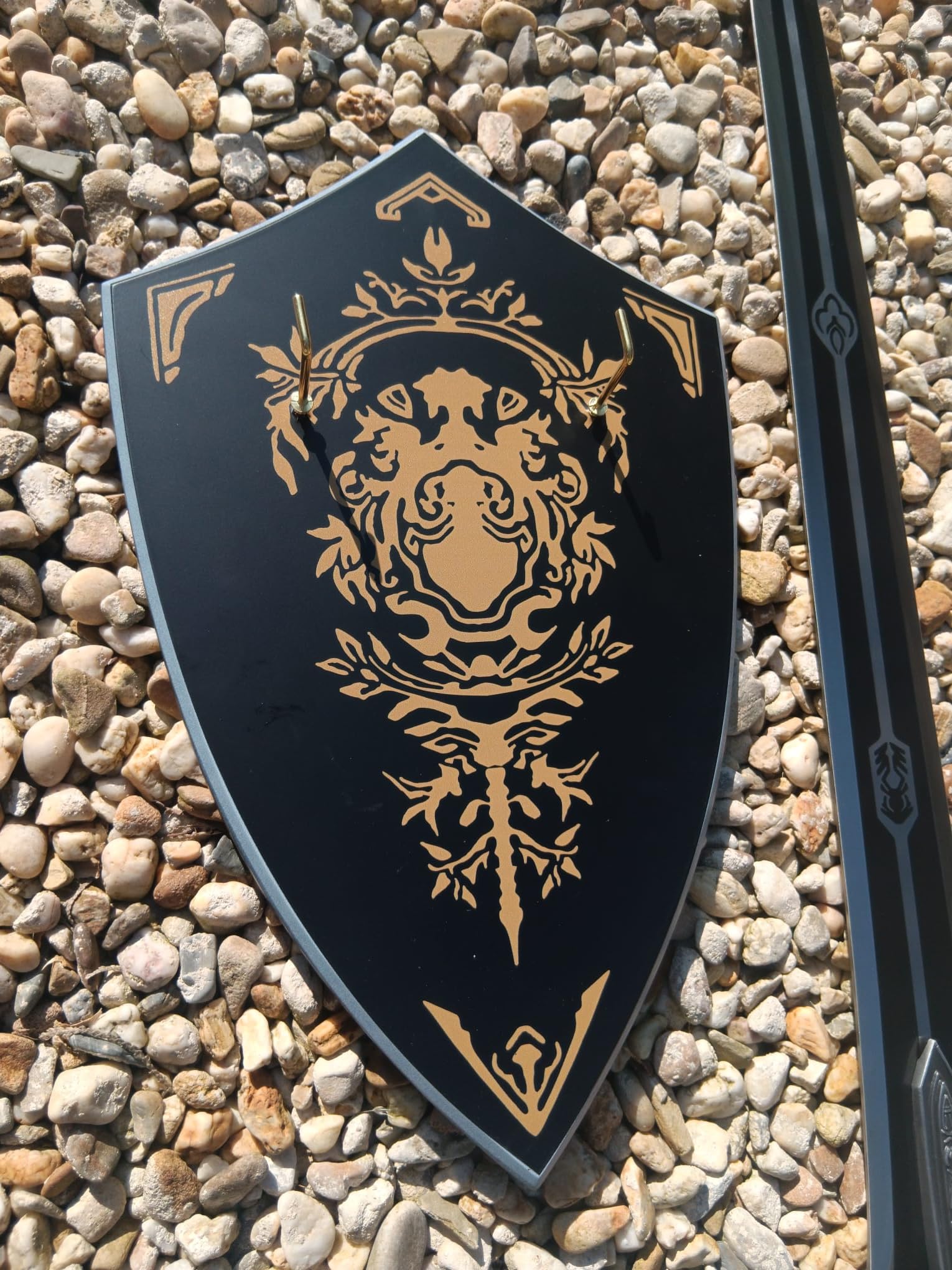 Schwert Artorias 108cm lang 68cm Carbonstahl Klinge Replik mit Holz Wandhalterung Sammlerstück für Fans Sammler Seele von SIF Fans Gamer Videospiel Deko Cosplay LARP Conventions