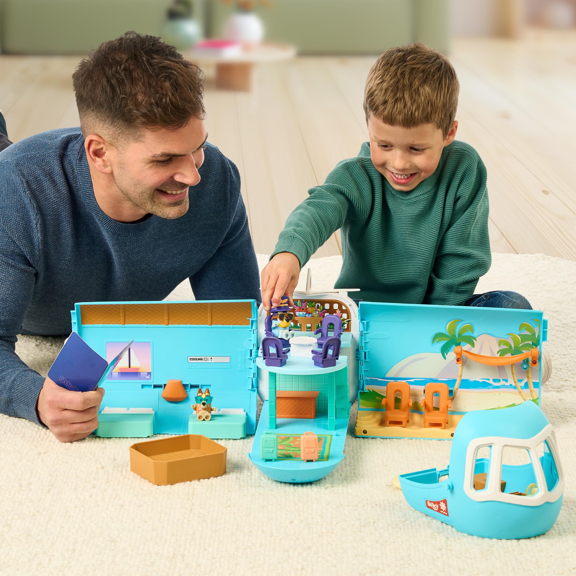 BLUEY - 3-in-1-Flugzeug, Pilot und Bingo gehen in den Urlaub und das Flugzeug verwandelt Sich in Hotel, Boot und Strand, 10 Zubehörteile, Spielzeug mit Sounds, ab 3 Jahren, Berühmt (BLY75000)