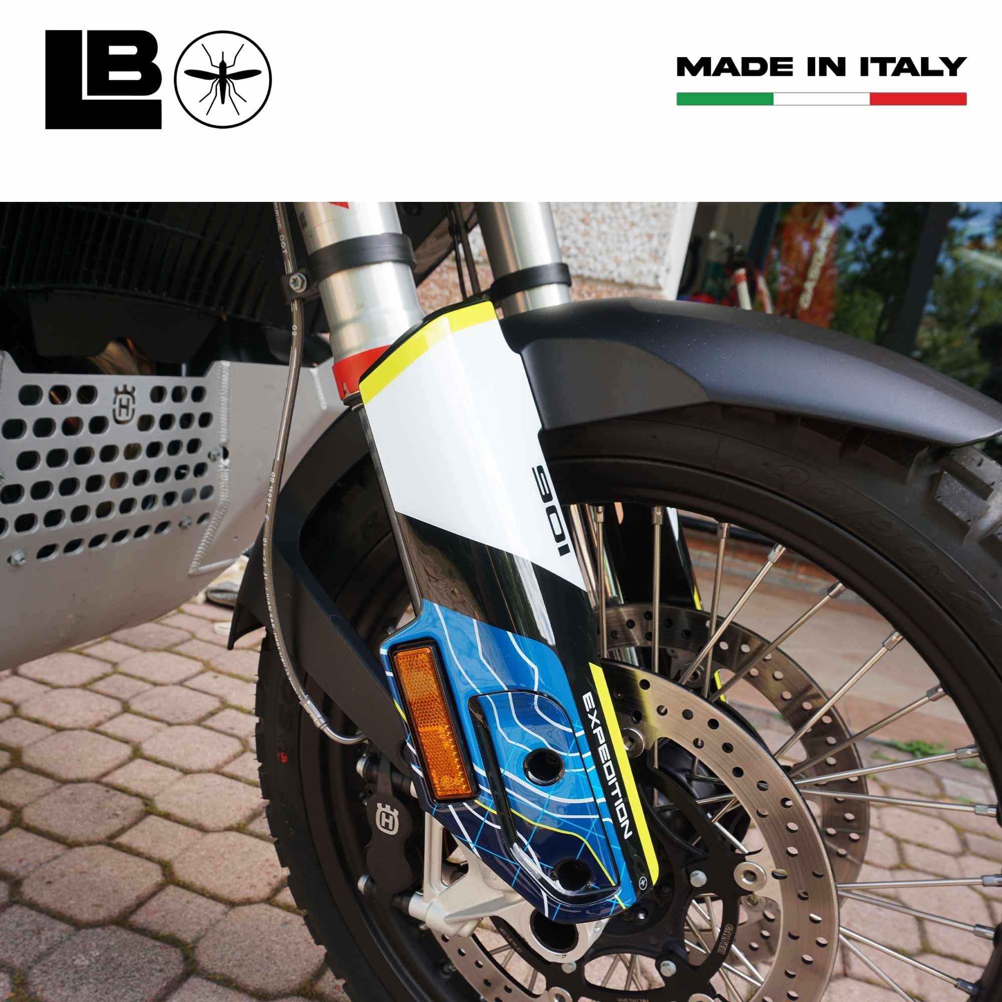 labelbike Adesivi 3D Moto Parafango Compatibile con Husqvarna | Norden 901 Expedition 2023, Protezione in Resina, Antigraffio, Decorazione, Giallo Bianco Blu