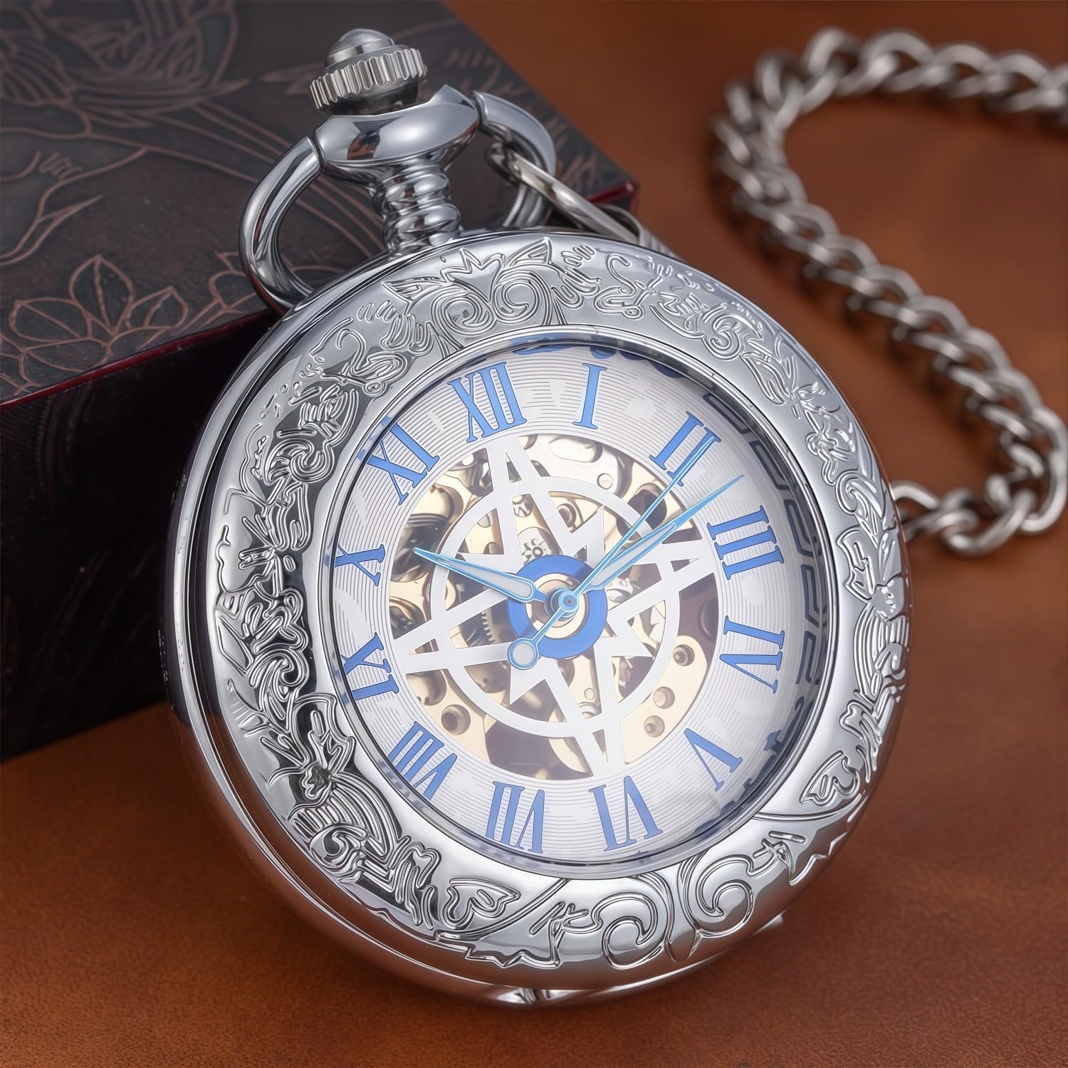 Orologio da tasca meccanico, per uomo e donna, con lente d'ingrandimento speciale, cassa incisa, numeri romani con catena