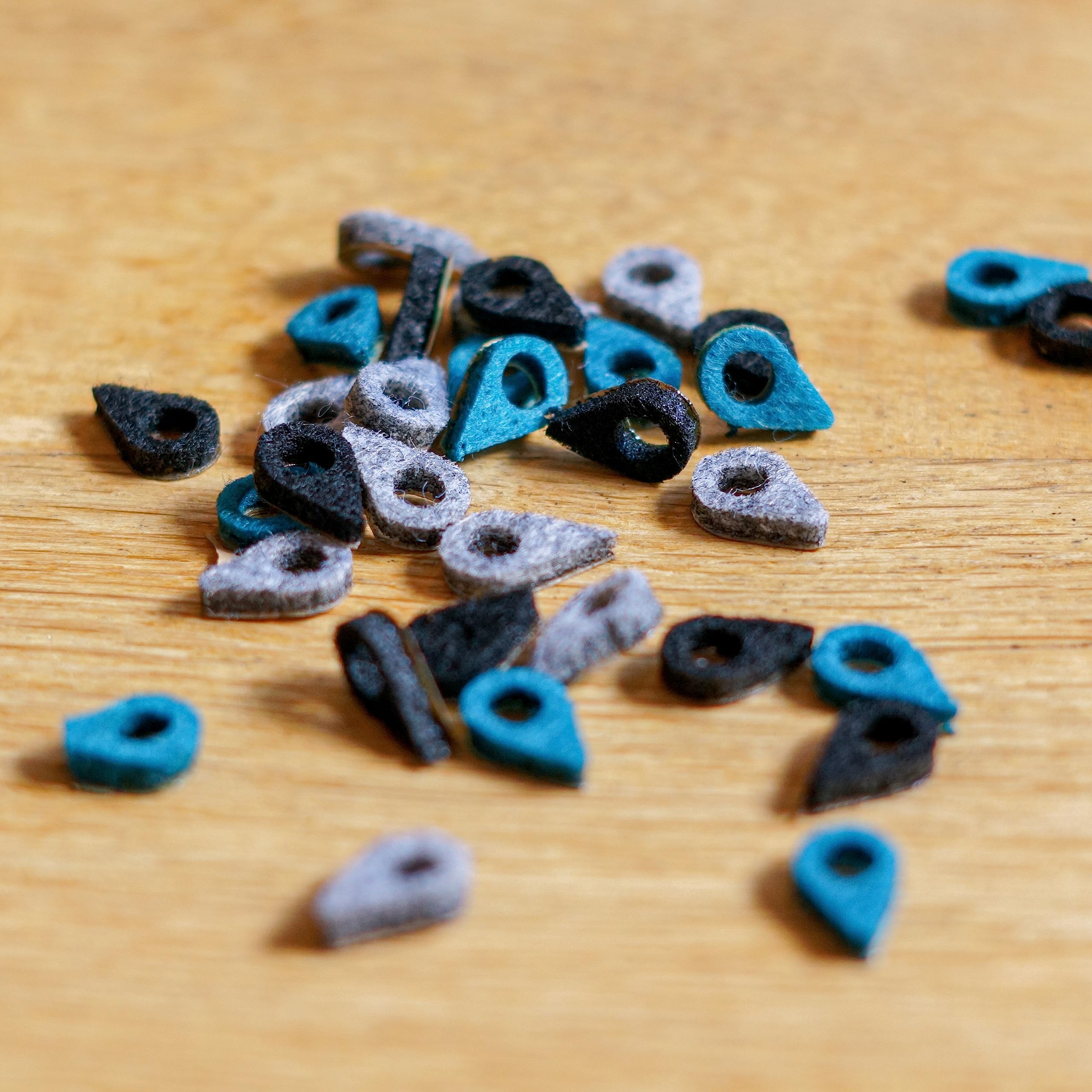 Place markers - location markers - pushpins - for Wooden world map - Mix felt (30 pieces)