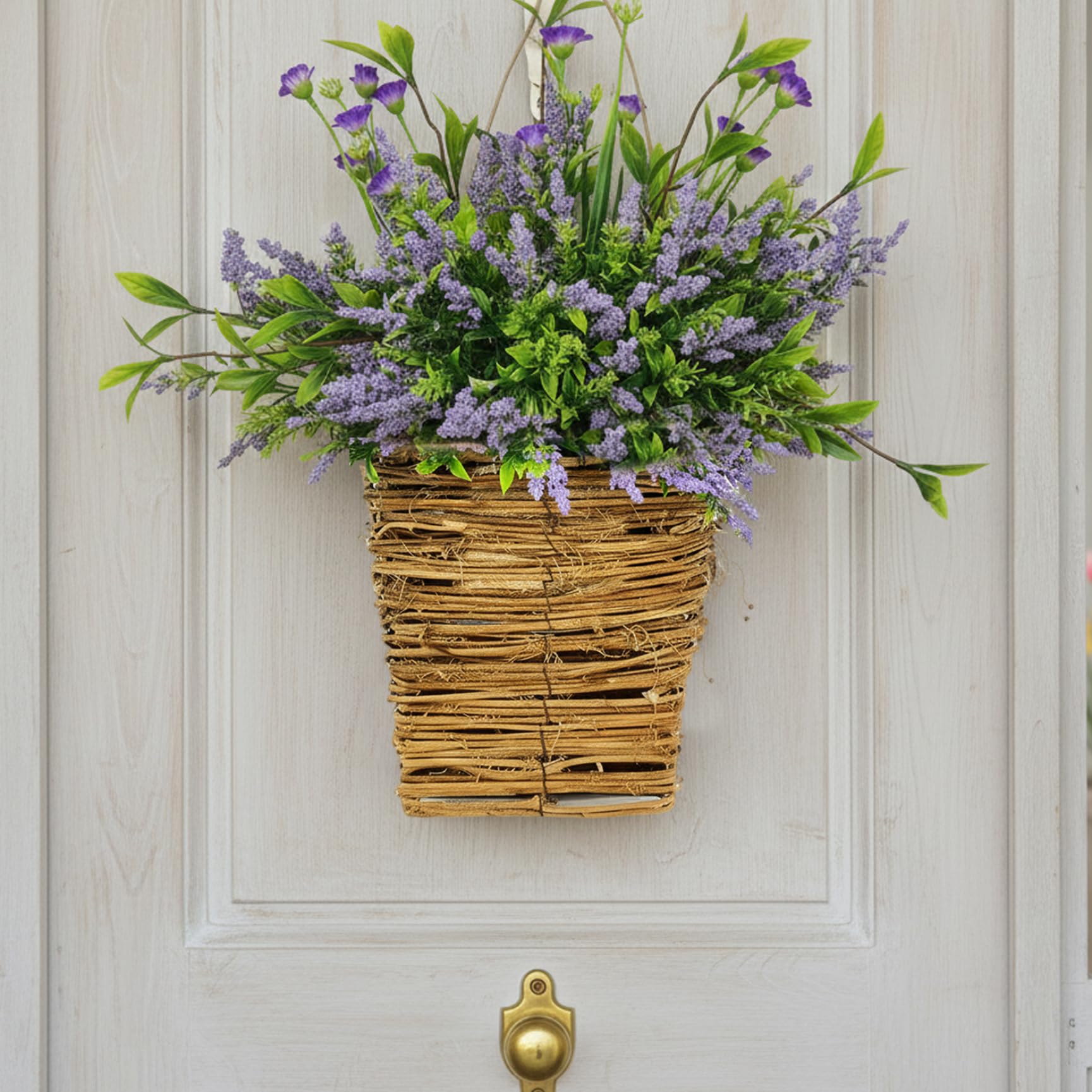 Panier suspendu pour porte d'entrée afin de raviver un porche terne au printemps