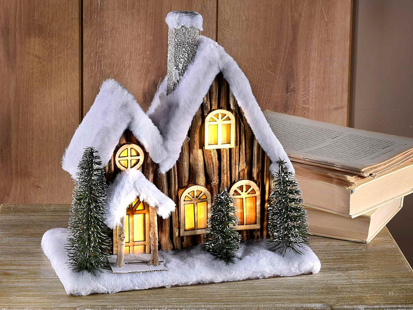 Gruppo Maruccia - Casetta Innevata in Legno e Pelo Sintetico - Decorazione Natalizia da Appoggiare con Luci - Idea Regalo