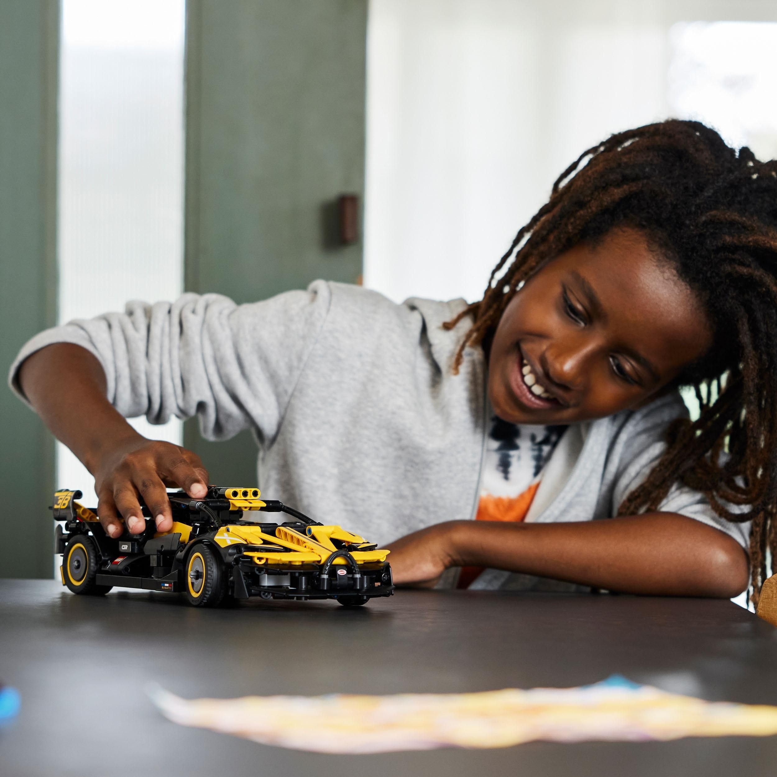 LEGO Technic Bugatti Bolide Maqueta de Coche Deportivo Negro y Amarillo para Construir, Vehículo para Carreras de Juguete Coleccionable, Idea de Regalo para Niños y Niñas de 9 Años o Más 42151