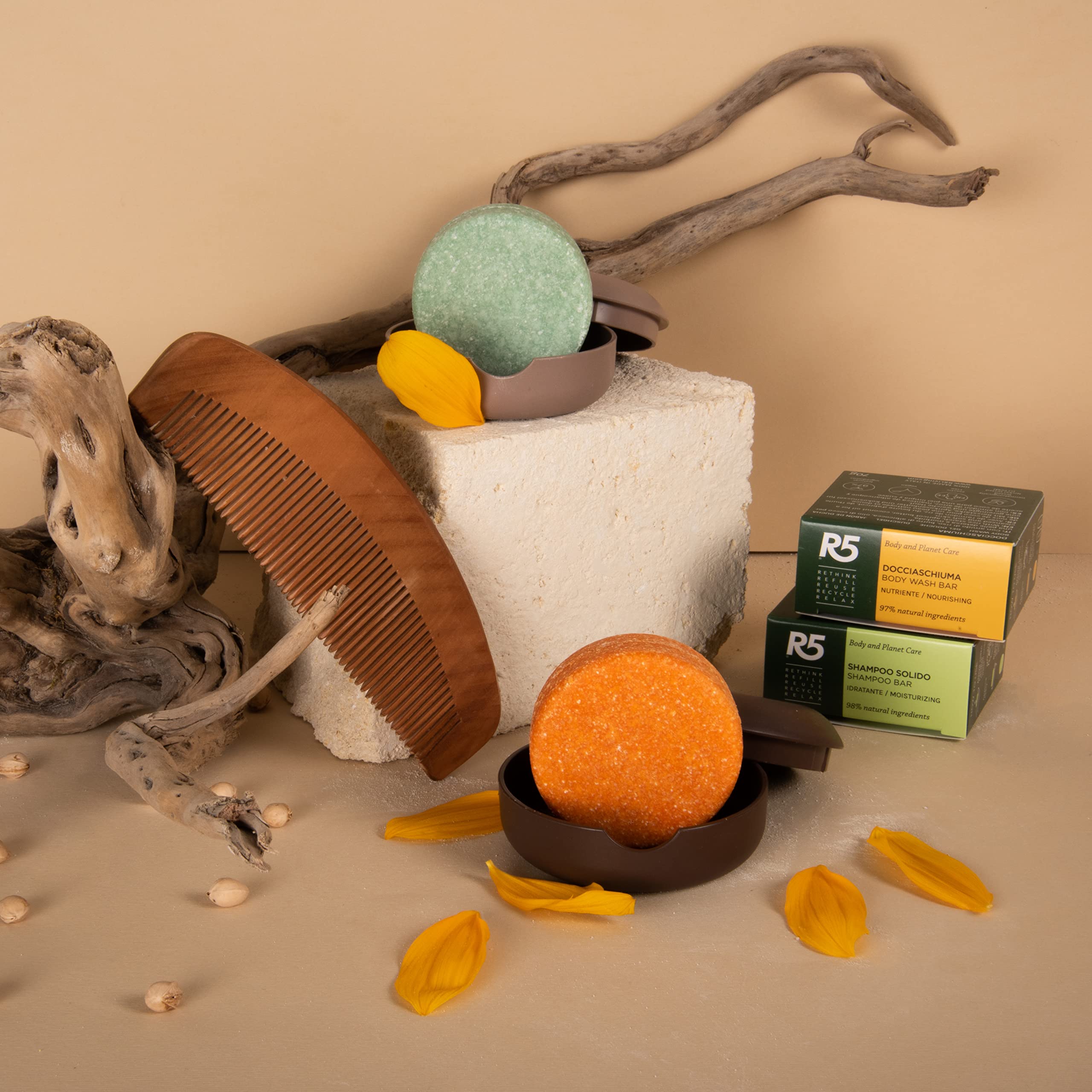 R5, Kit 1 Shampoo Solido Idratante e 1 Docciaschiuma Solido Nutriente al Profumo di Fiori, 2 Portasaponi in Plastica 100% Riciclata, Ecostenibili, Vegan, Made in Italy, Idea Regalo