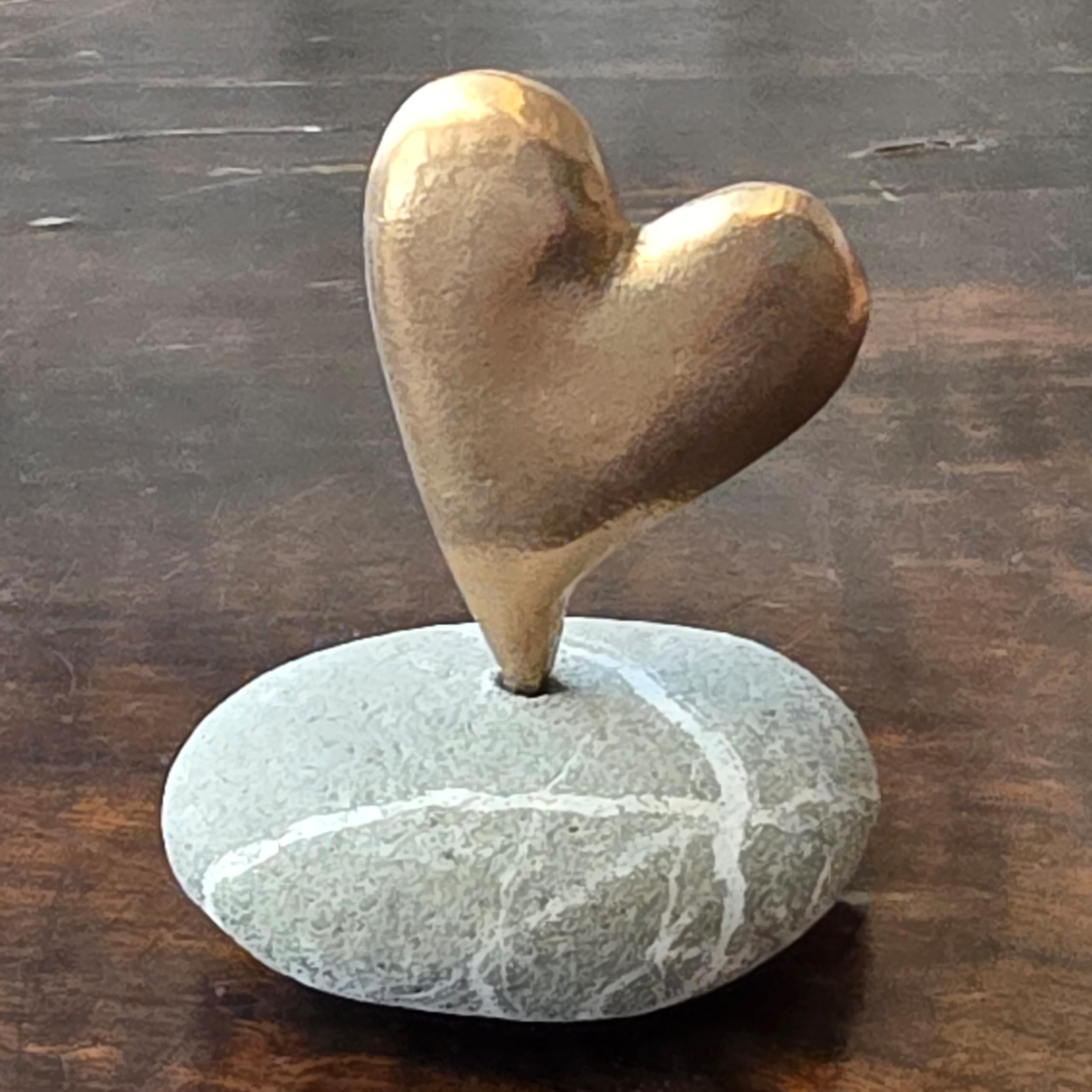 Herzmensch Edles Herz aus Bronze Gold auf echtem Donau-Flussstein ca. 9 x 9 cm - Geschenk für die Liebe, Deko zur Hochzeit, wetterfester Grabschmuck