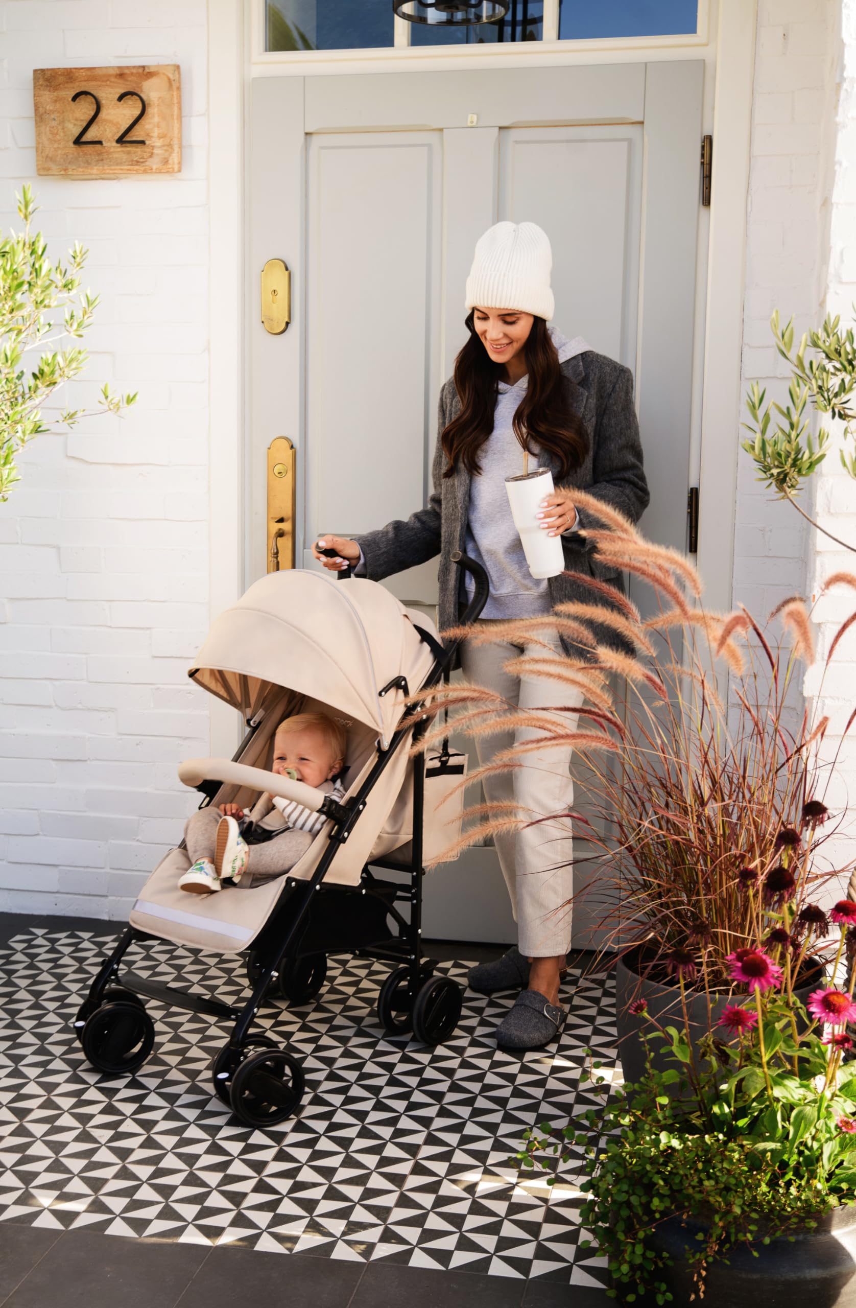 MoMi AKIRA Passeggino per bambini da 6 mesi (fino a 15 kg), cintura di sicurezza regolabile a 5 punti, borsa, cestino porta spesa, parapioggia e zanzariera.
