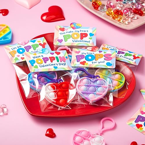 Miniatura 8 de JOYIN Paquete de 30 tarjetas de regalo para el día de San Valentín con llavero de burbujas de corazón, mini juguetes para apretar, juguetes