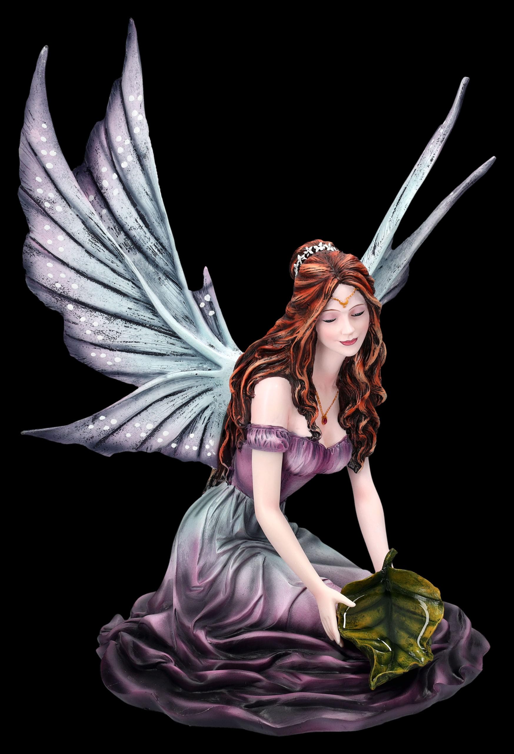 Figuren Shop GmbH Elfenfigur sammelt Wasser – traumhafte Elfe mit Blatt – handbemalte Fantasy-Deko (32,5 cm) – Tales of Aurelion Collection – Geschenkidee für Elfen- & Naturfreunde